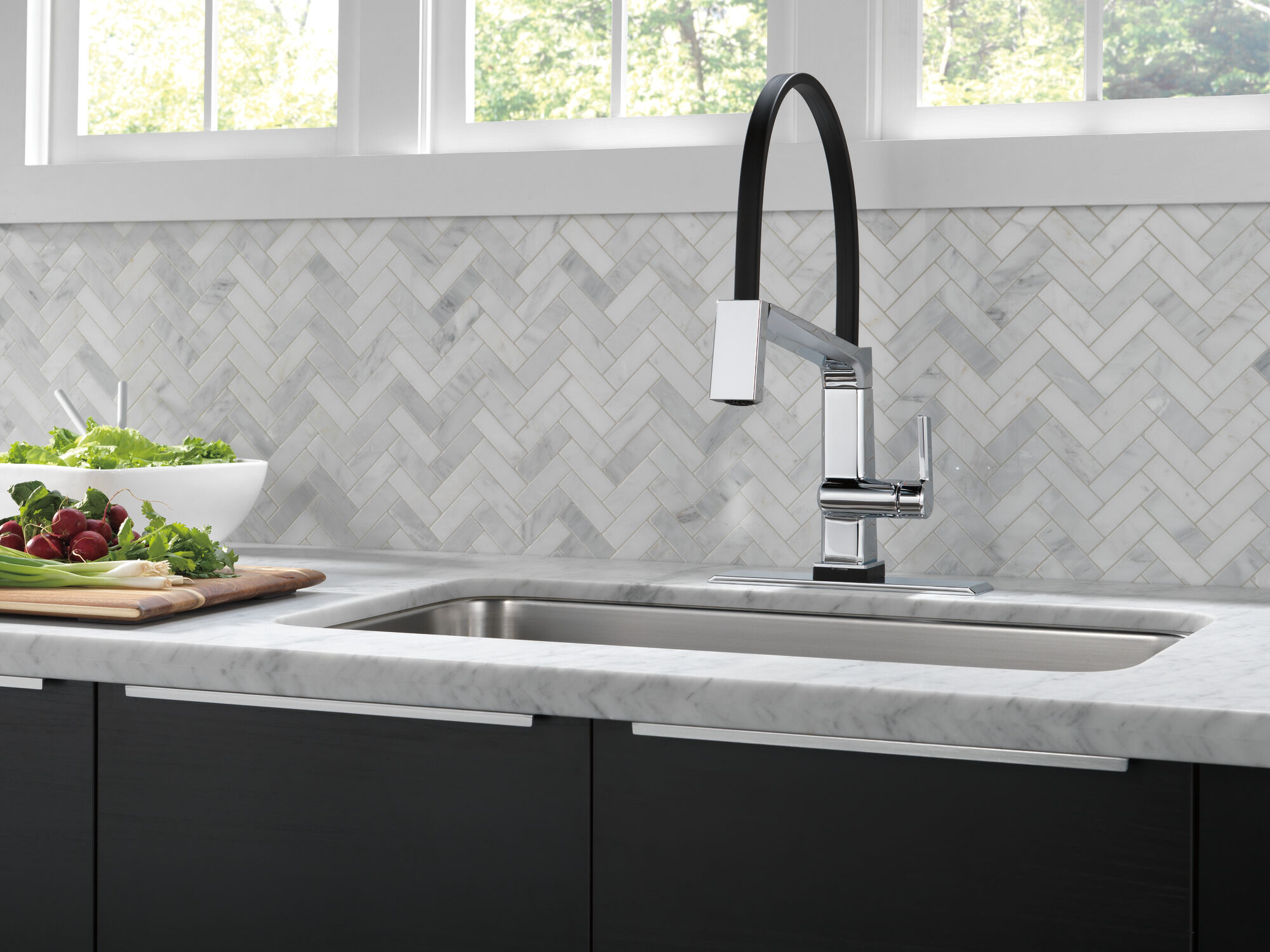 Single Handle Exposed Hose Kitchen Faucet with Touch2O Technology