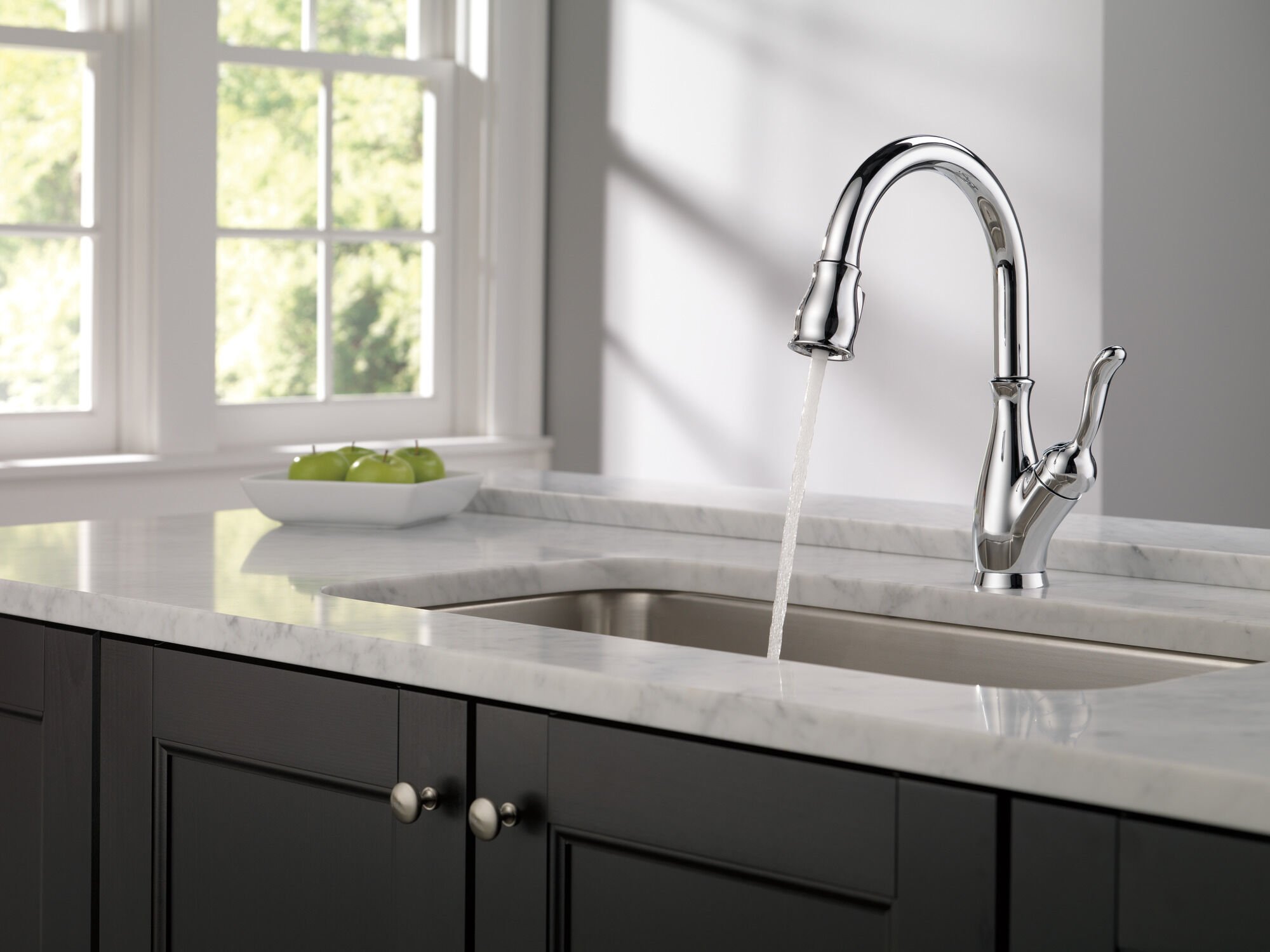 デルタページ Single Handle Pull-Down Kitchen Faucet with ShieldSpray