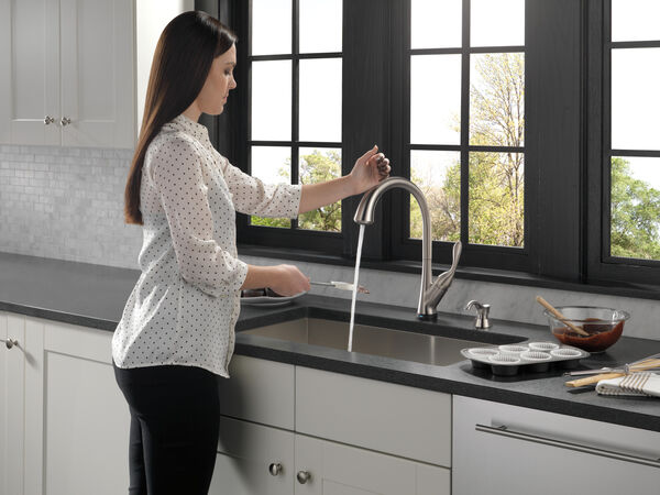 Single Handle Pull Down Kitchen Faucet With Touch2o Technology 19922t Sssd Dst Delta Faucet