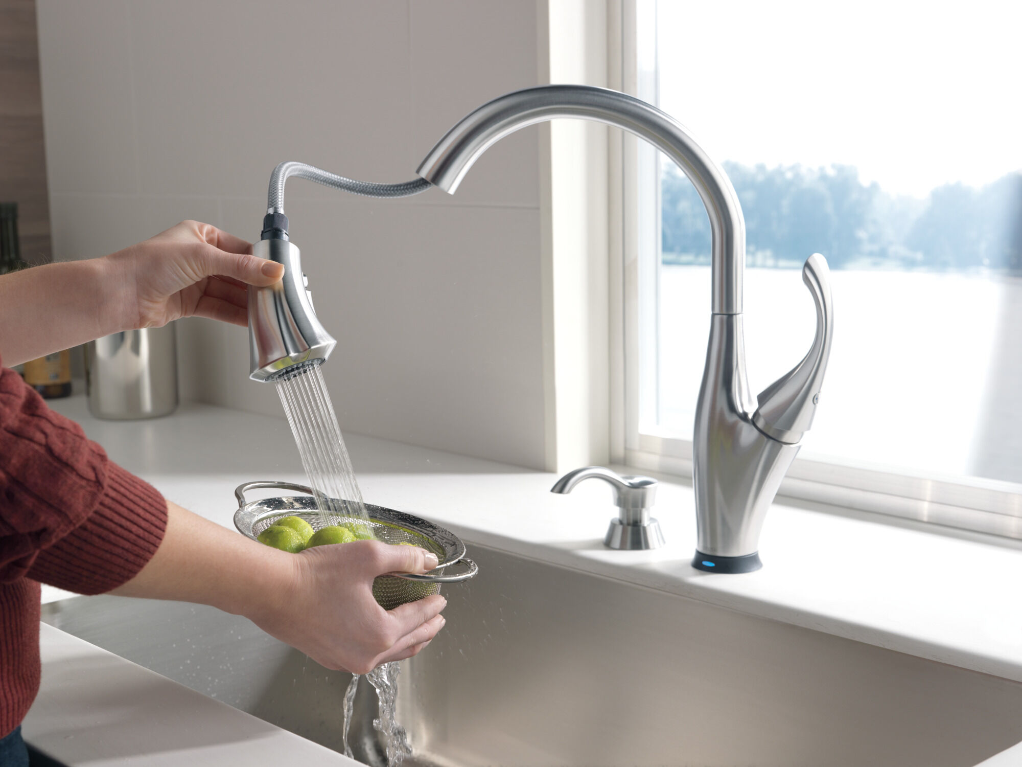 Touch2O® Pull-Down Kitchen Faucet 1L (Recertified) in Arctic