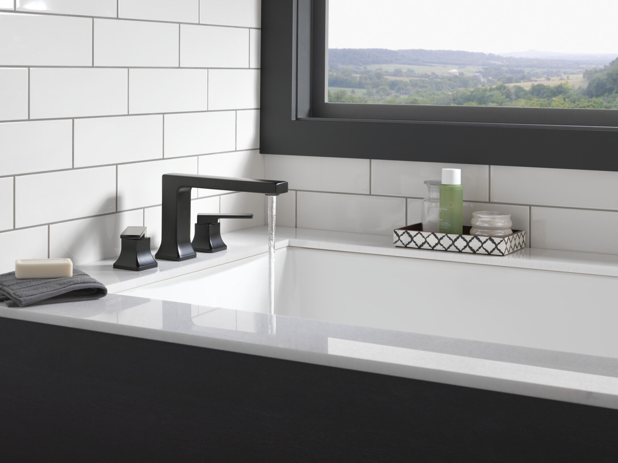 Roman Tub Trim in Matte Black T2737-BL | Delta Faucet