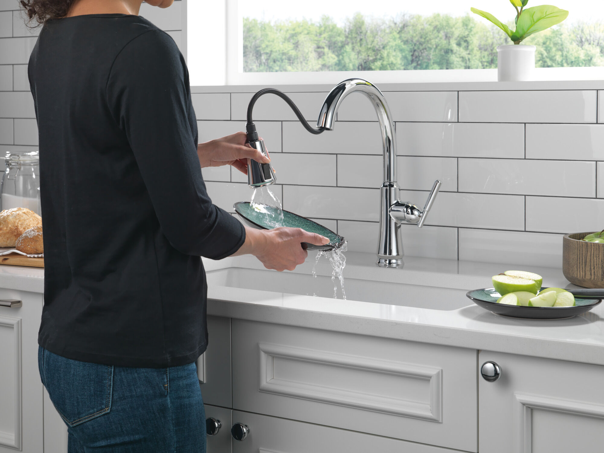 Single Handle Pull-Down Kitchen Faucet in Chrome 9179-DST | Delta