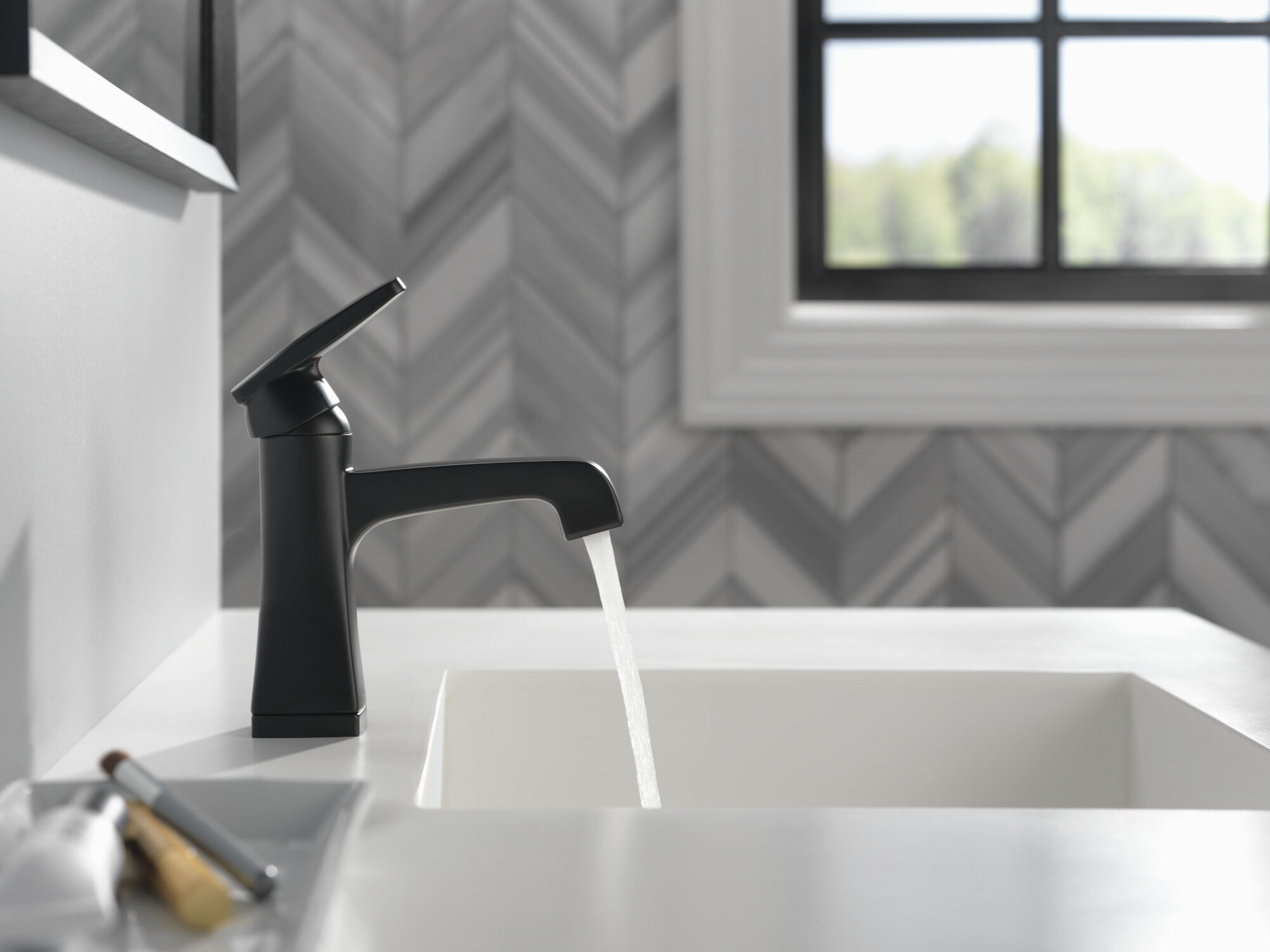 Single Handle Lavatory Faucet - Metal Pop-Up in Matte Black 564