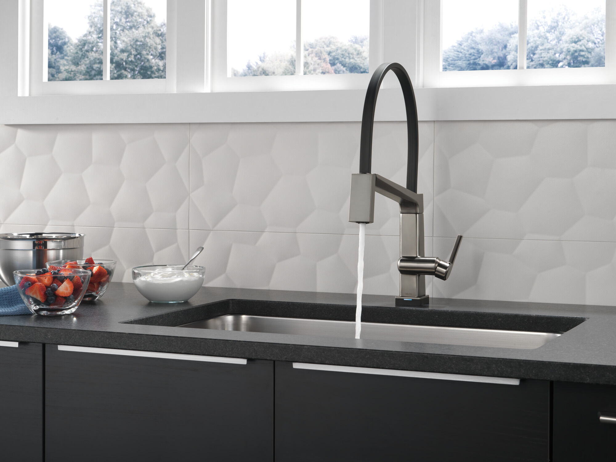 Single Handle Exposed Hose Kitchen Faucet with Touch2O Technology