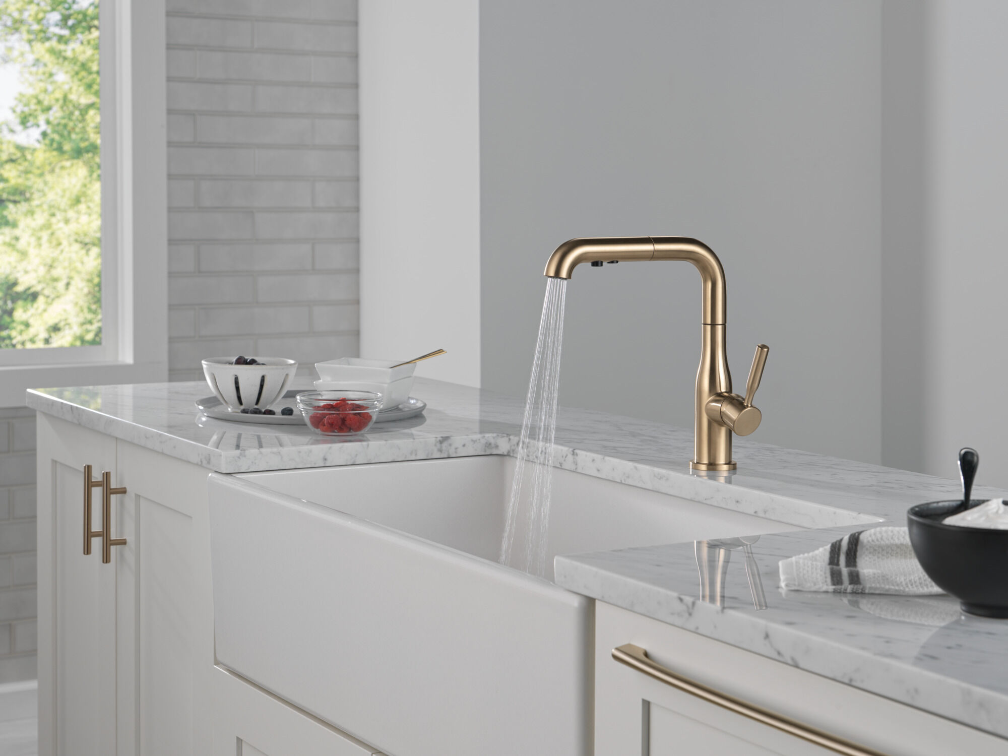 Single Handle Pull-Out Kitchen Faucet in Champagne Bronze 16943-CZ