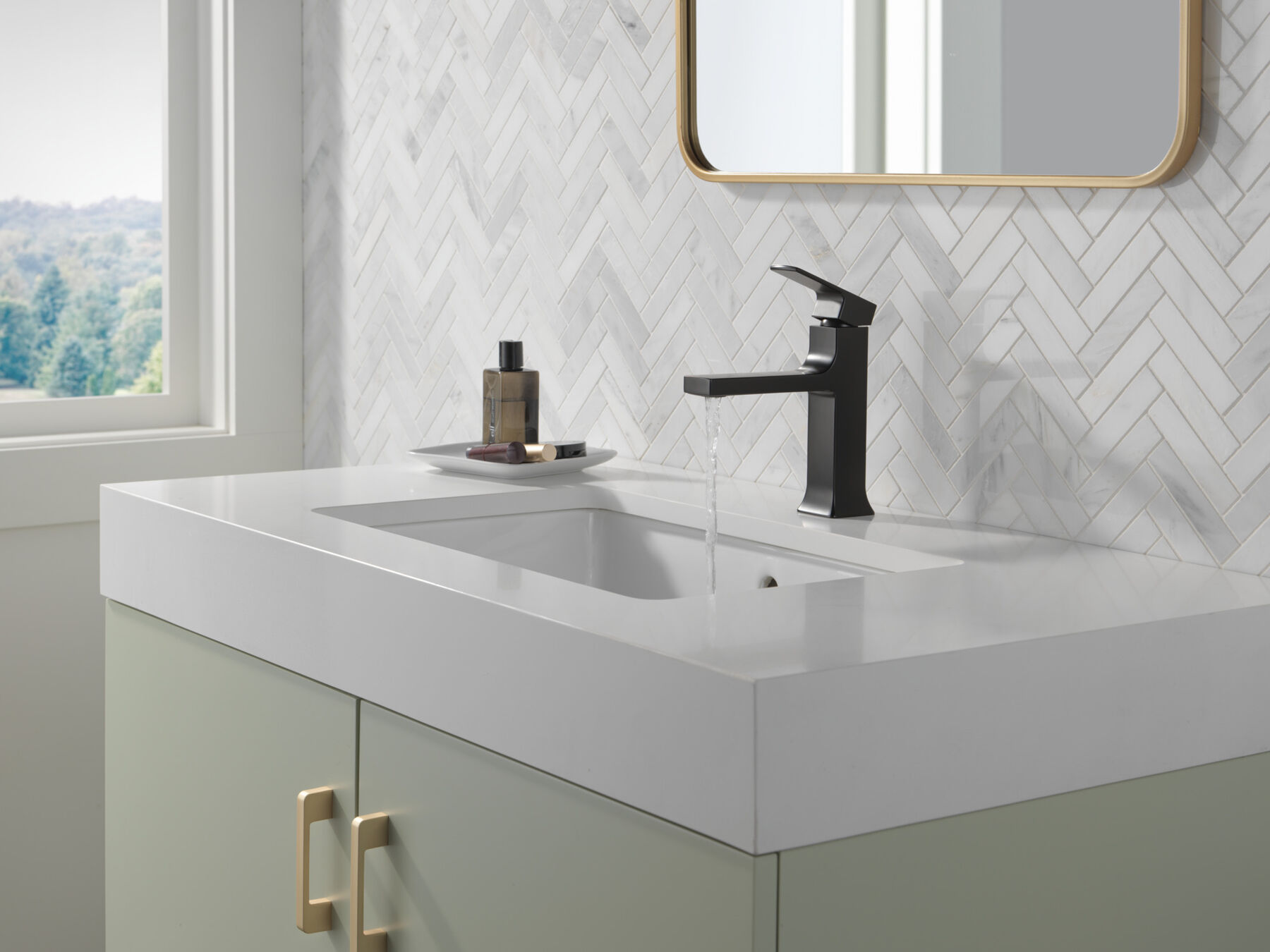 Single Handle Bathroom Faucet in Matte Black 537-BLMPU-DST | Delta Faucet