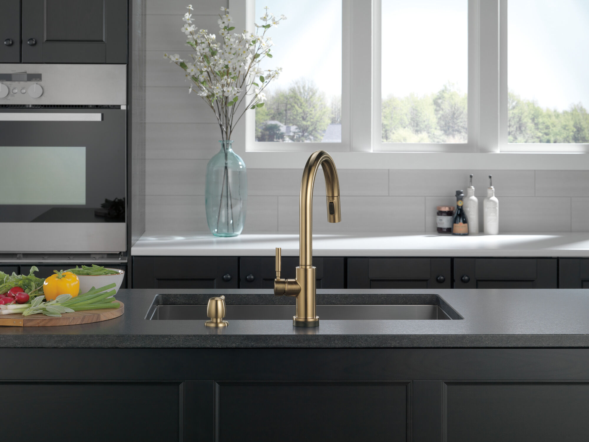 Single Handle Pull-Down Kitchen Faucet with Touch2O® Technologyand