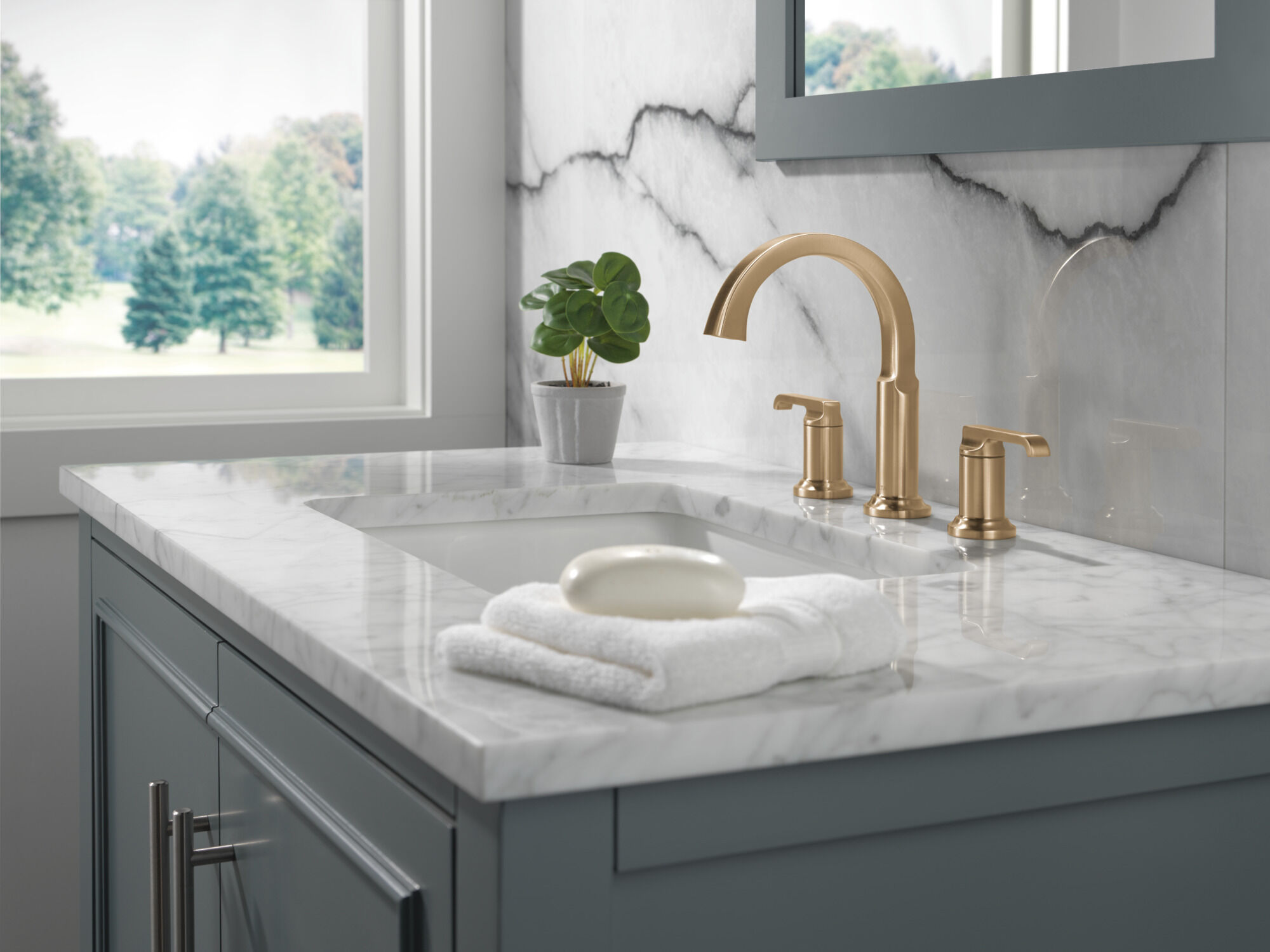 茶 LE st Two Handle Widespread Bathroom Faucet in Lumicoat® Champagne