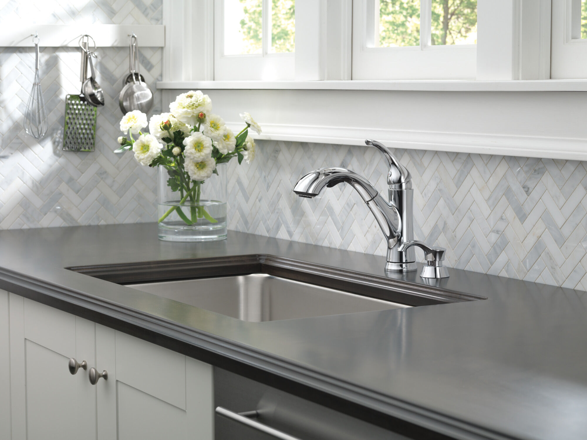 Single Handle Pull-Out Kitchen Faucet with Soap Dispenser