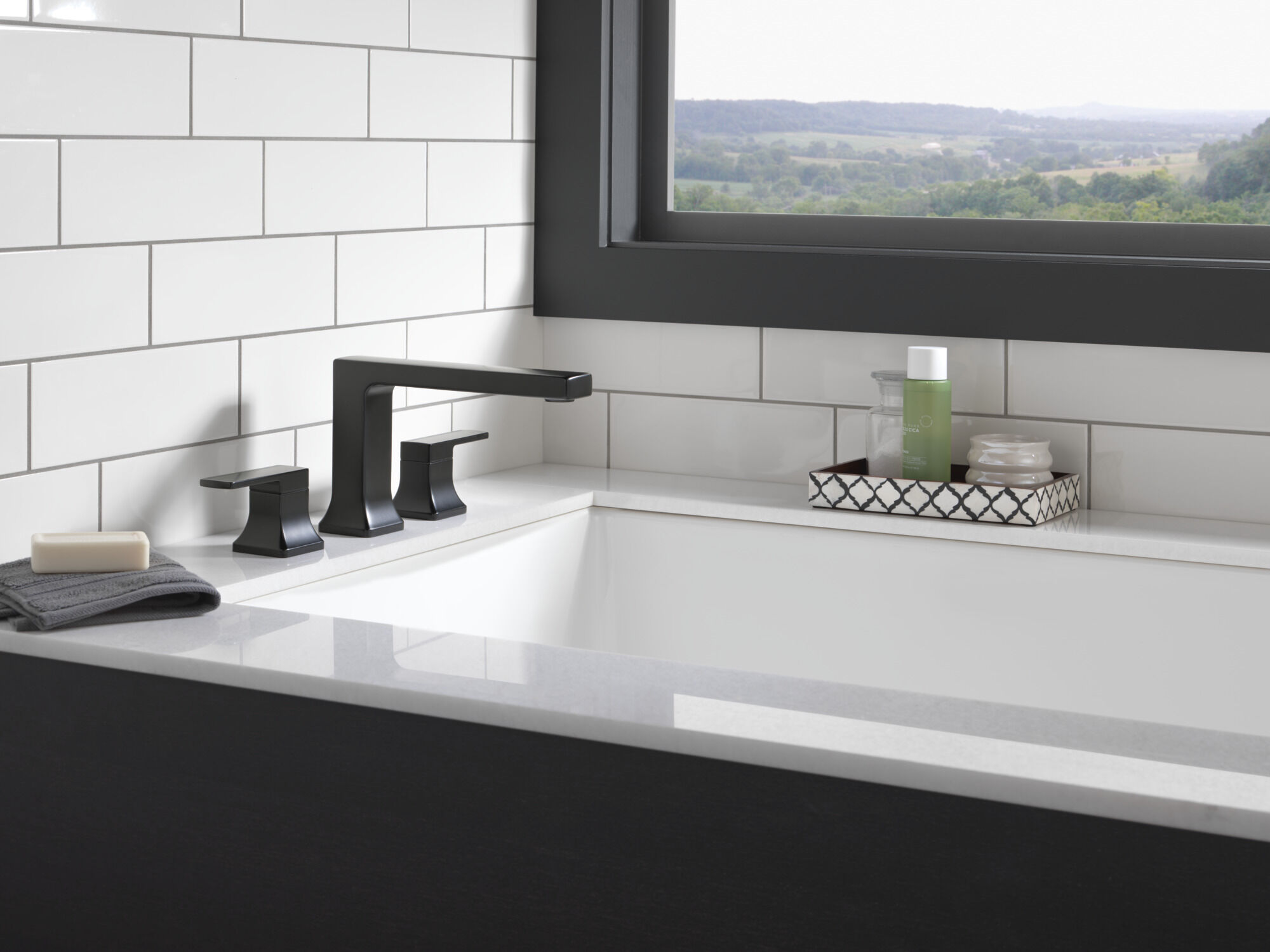 Roman Tub Trim in Matte Black T2737-BL | Delta Faucet