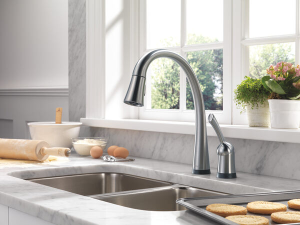 Single Handle Pull Down Kitchen Faucet With Touch2o Technology In Arctic Stainless 980t Ar Dst Delta Faucet