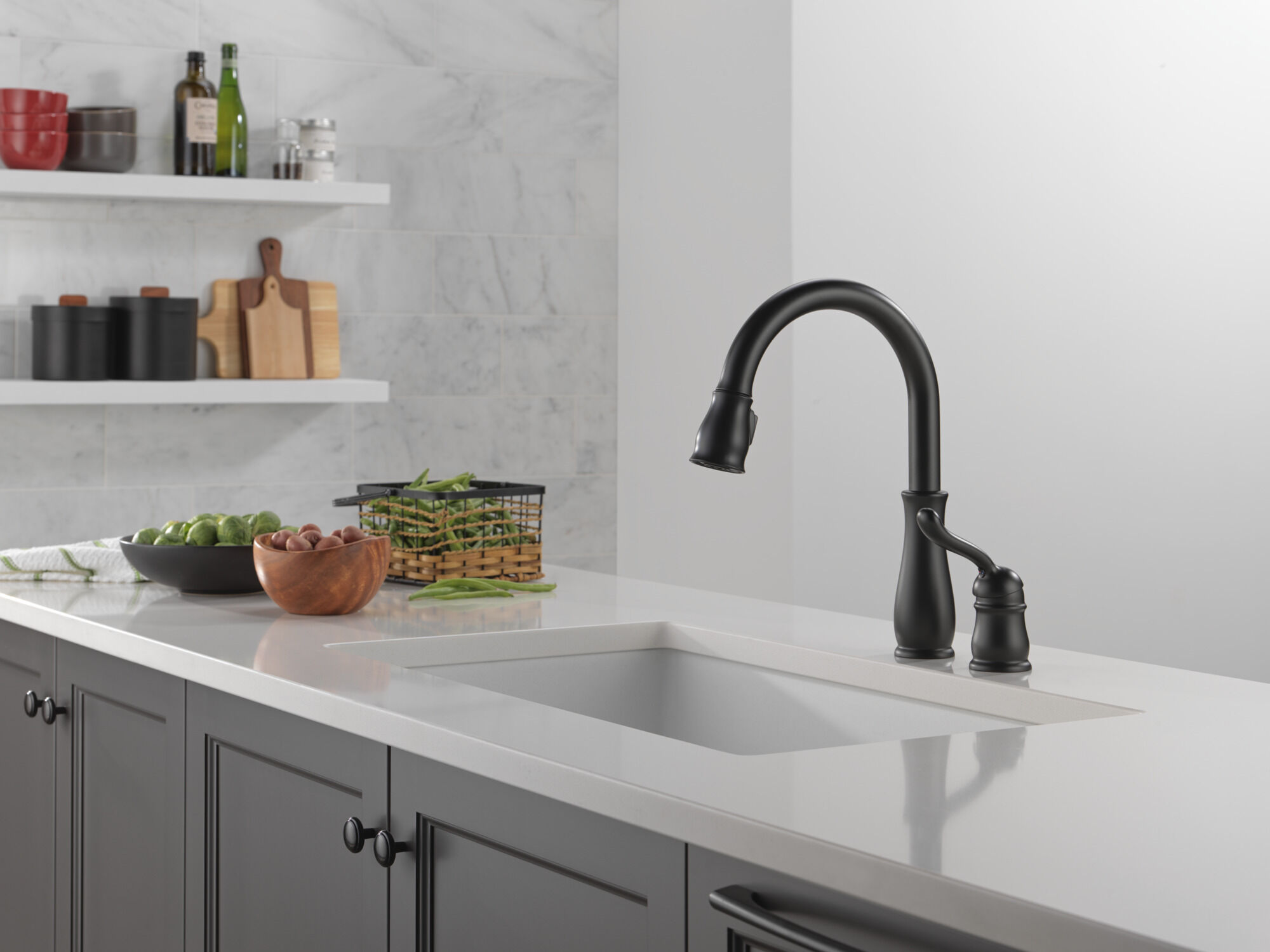 Single Handle Pull-Down Kitchen Faucet in Matte Black 978-BL-DST