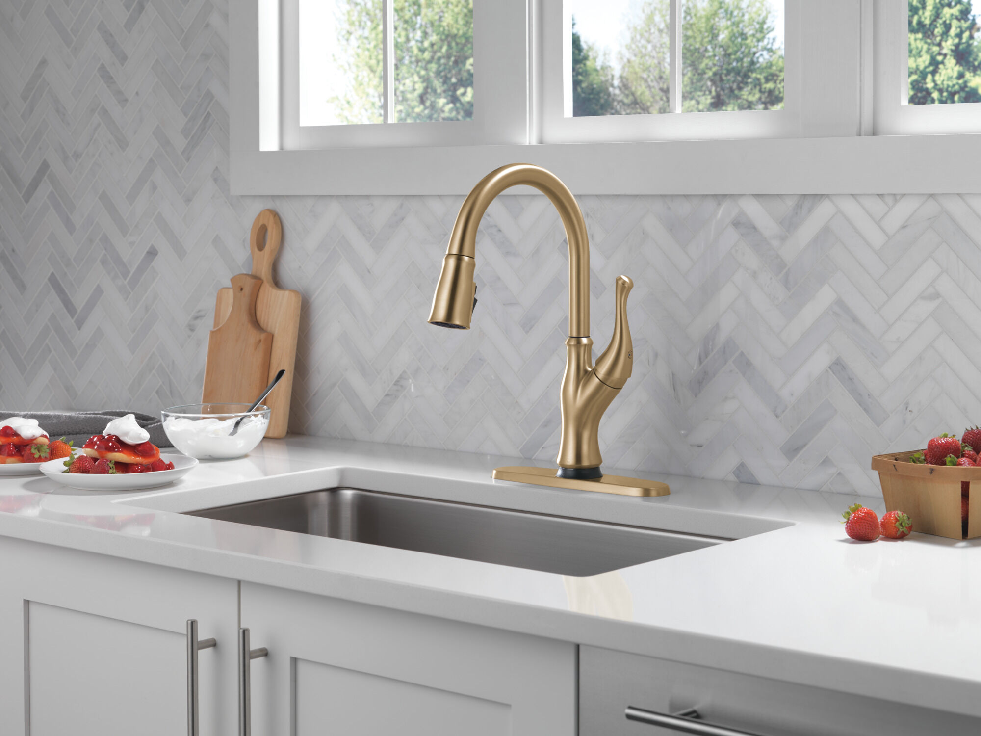Single-Handle Pull-Down Kitchen Faucet with Touch2O® Technology