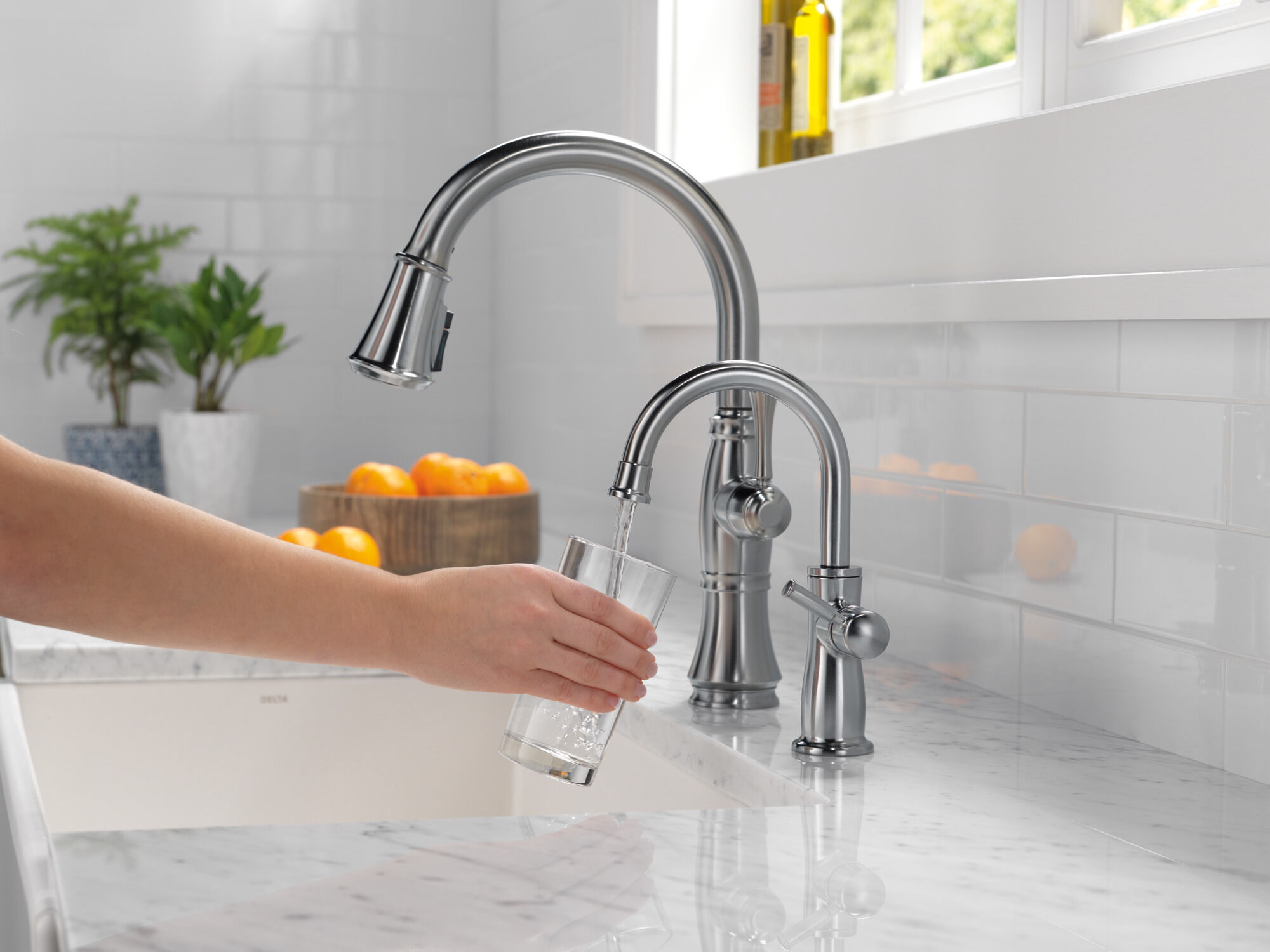 Single Handle Pull-Down Kitchen Faucet in Lumicoat® Arctic