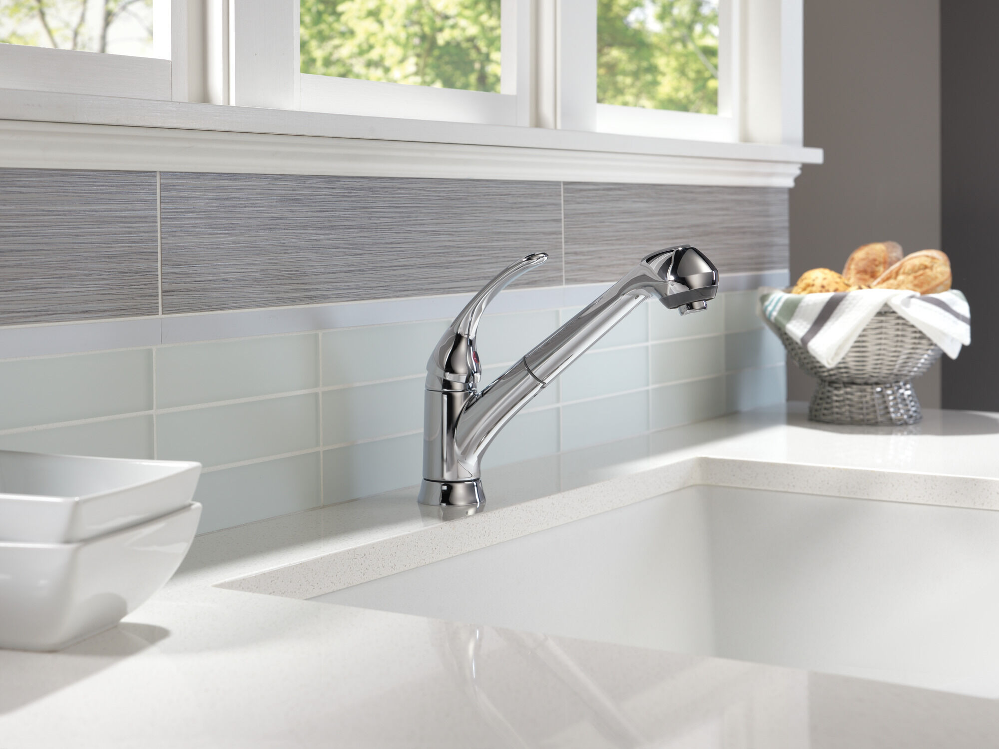 Delta Single Handle Pull-Out Kitchen Faucet - Thumbnail 2