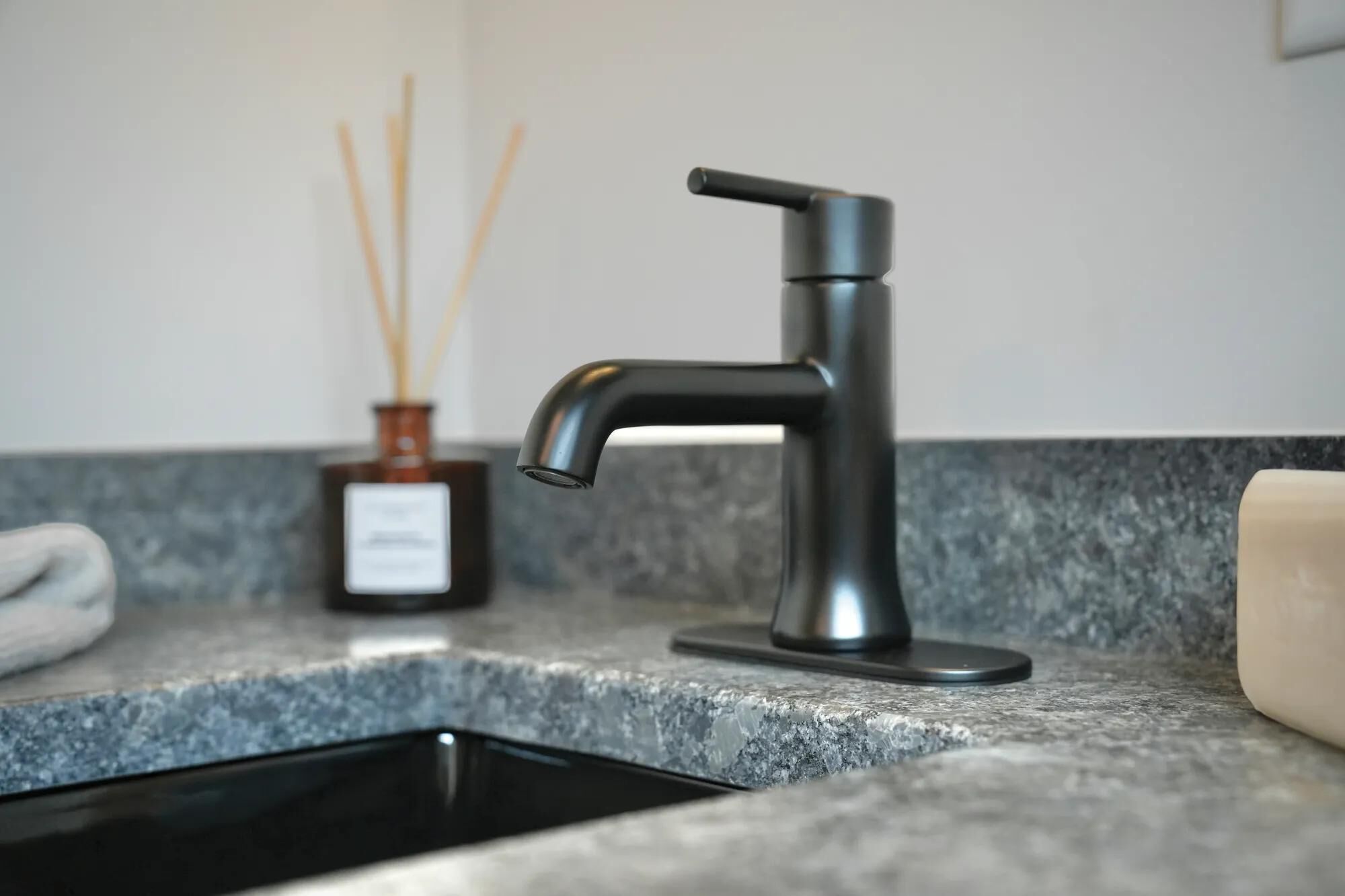 Single Handle Bathroom Faucet in Matte Black 559LF-BLMPU | Delta