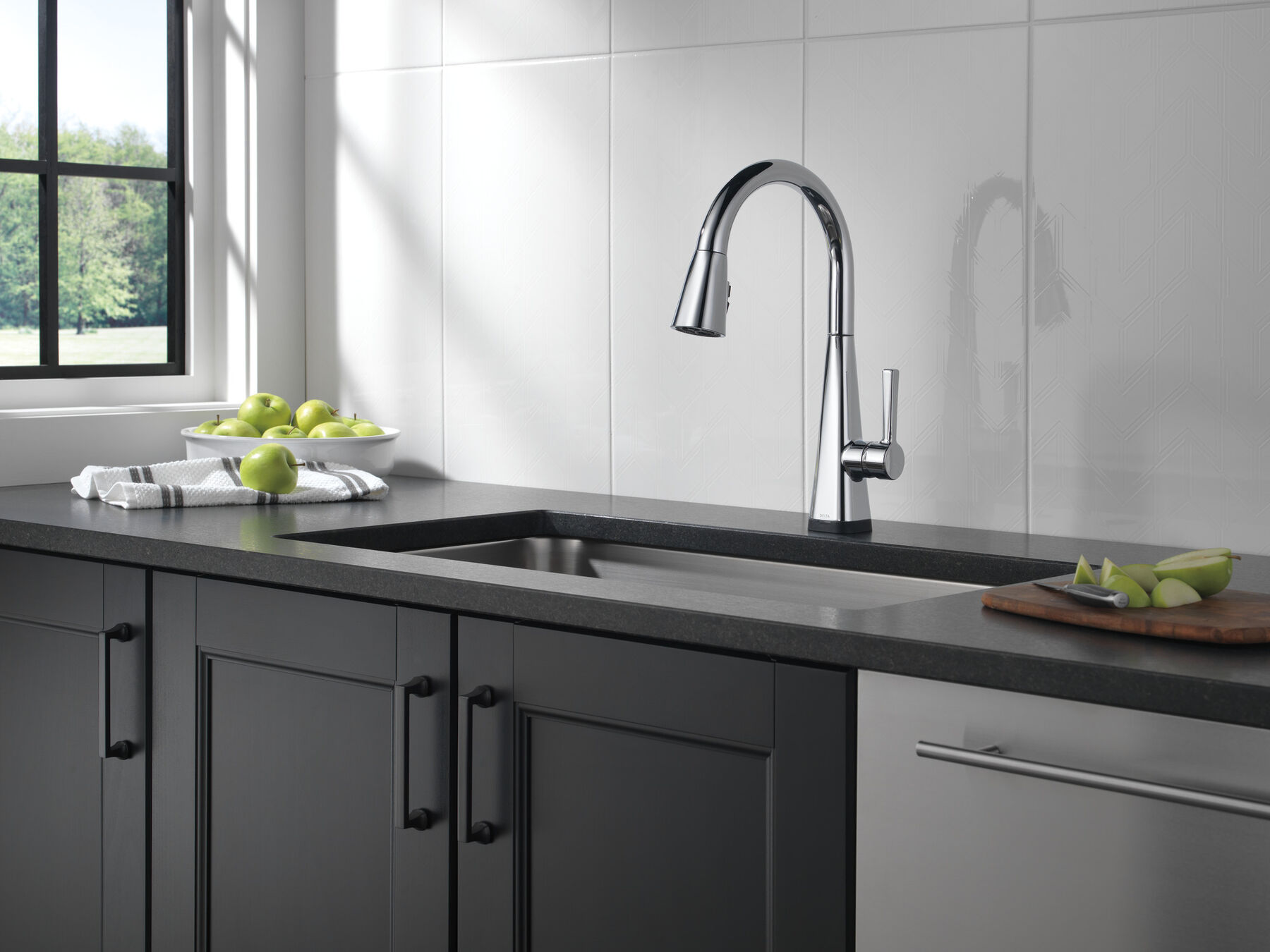 Single-Handle Pull-Down Kitchen Faucet with Touch<sub>2</sub>O® Technology, image 12