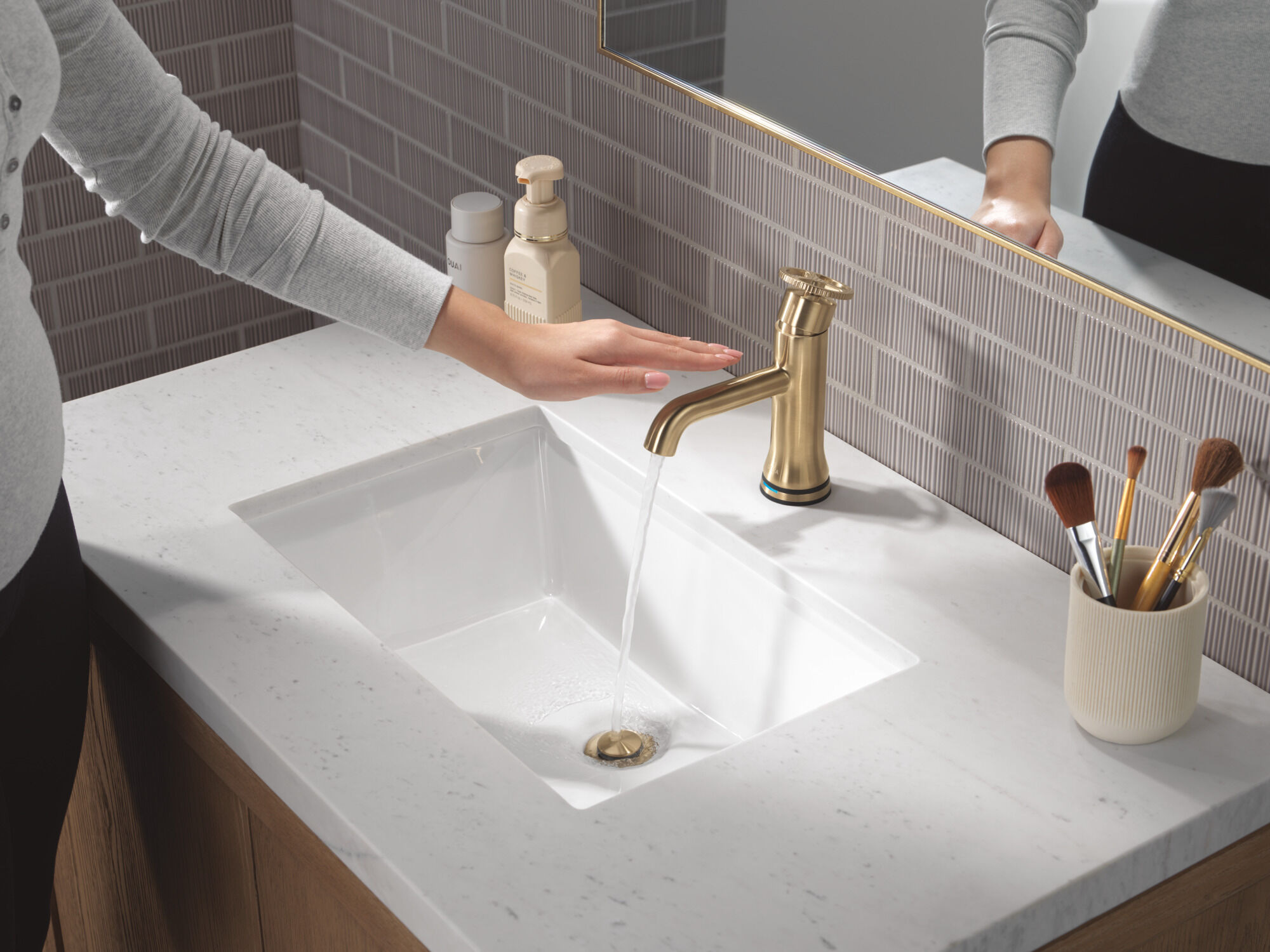 Heather Brown Diamond Head ウッドフレーム付き Touch2O Bathroom Faucet with Touchless Technology in Champagne
