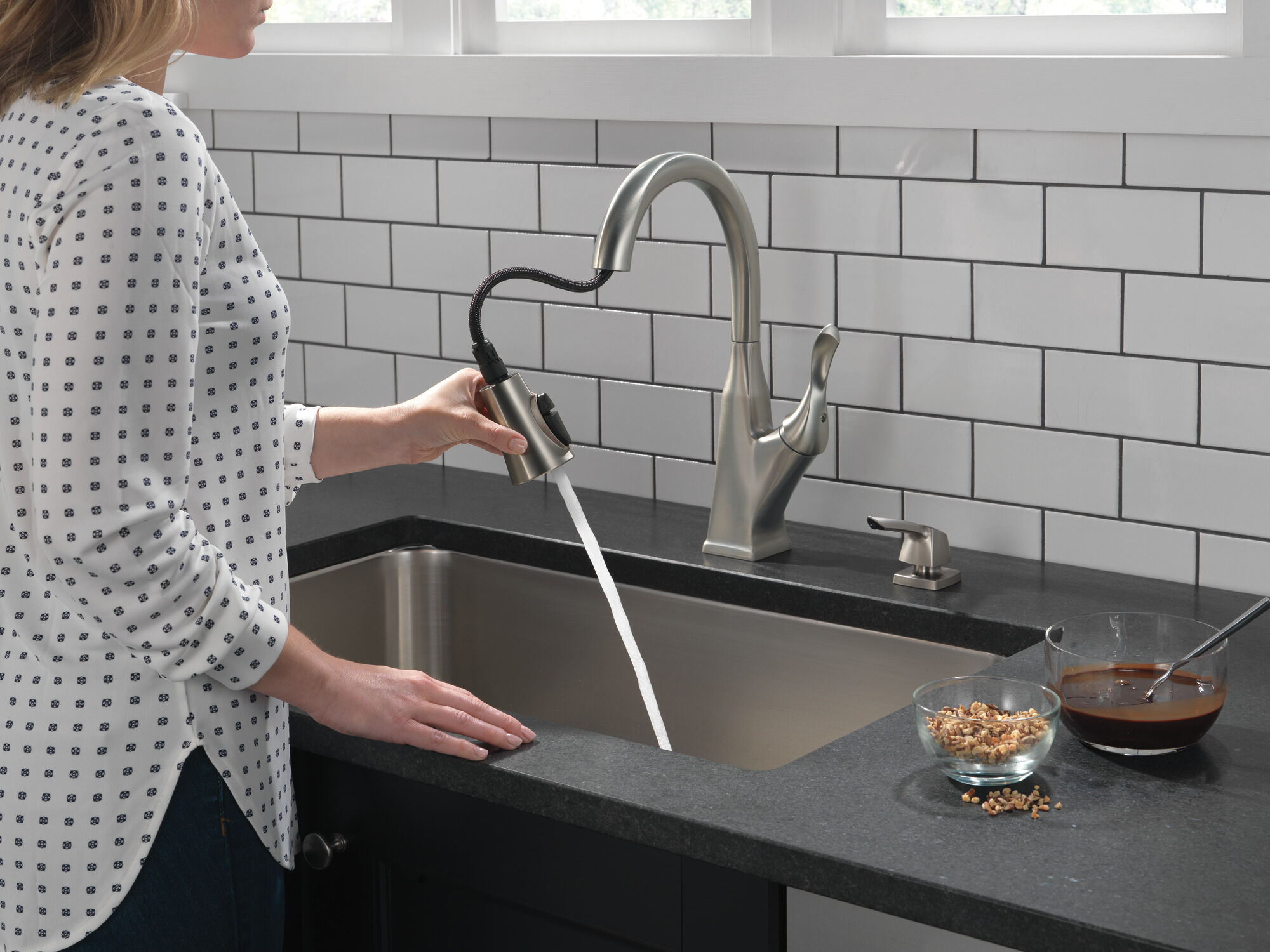 DELTA Everly Single-Handle Pull-Down Sprayer Kitchen Faucet in Matte Black *NEW* 