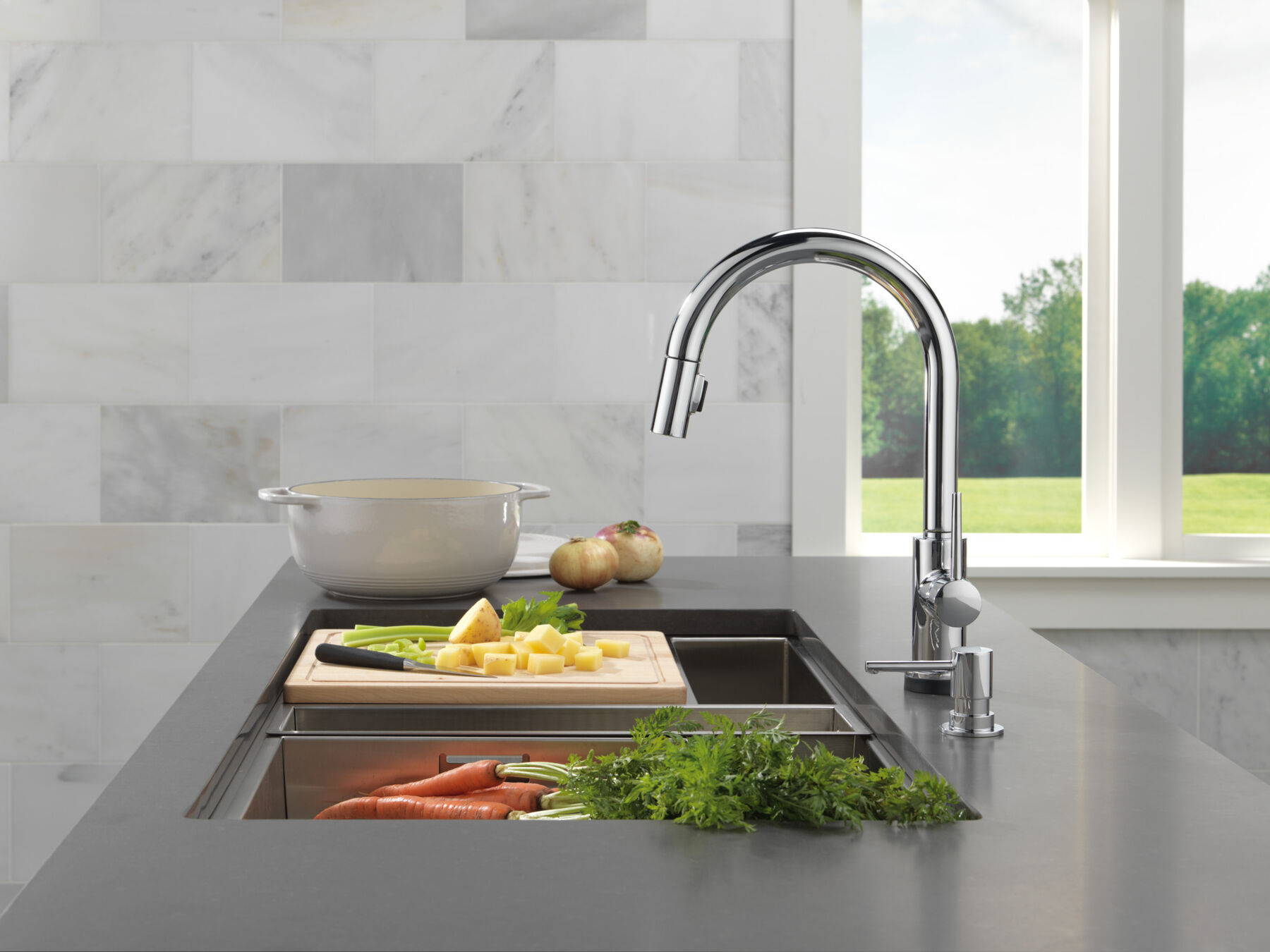 Touch2O with Touchless Technology Single Handle Pull-Down Kitchen Faucet with Soap Dispenser, image 12