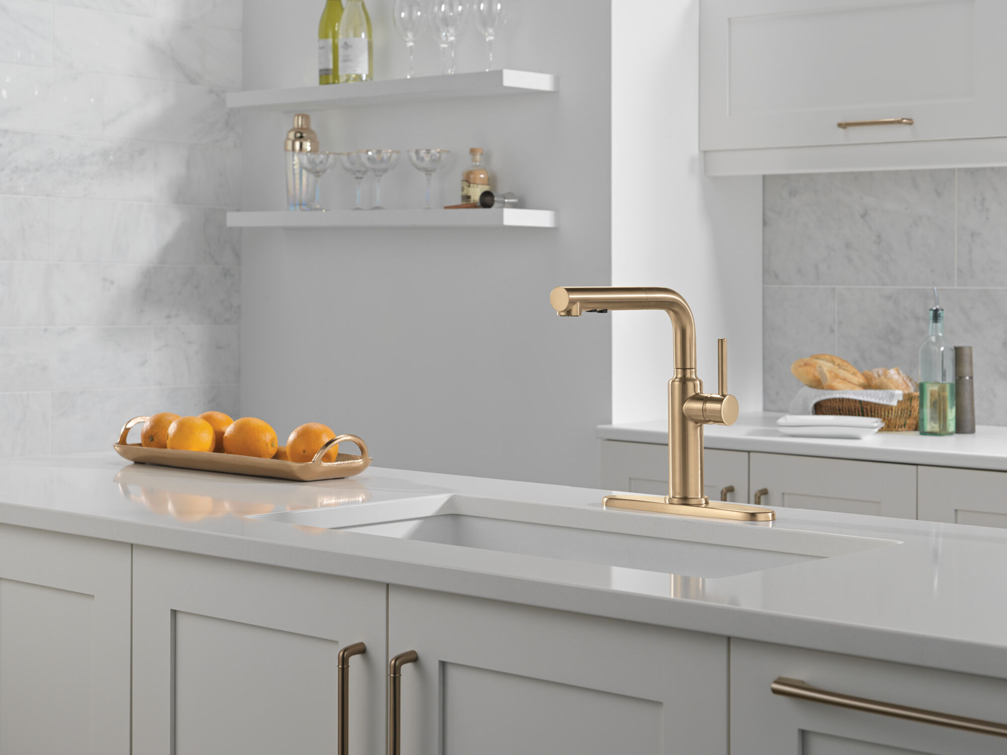 Single Handle Pull-Out Kitchen Faucet in Champagne Bronze 16879-CZ