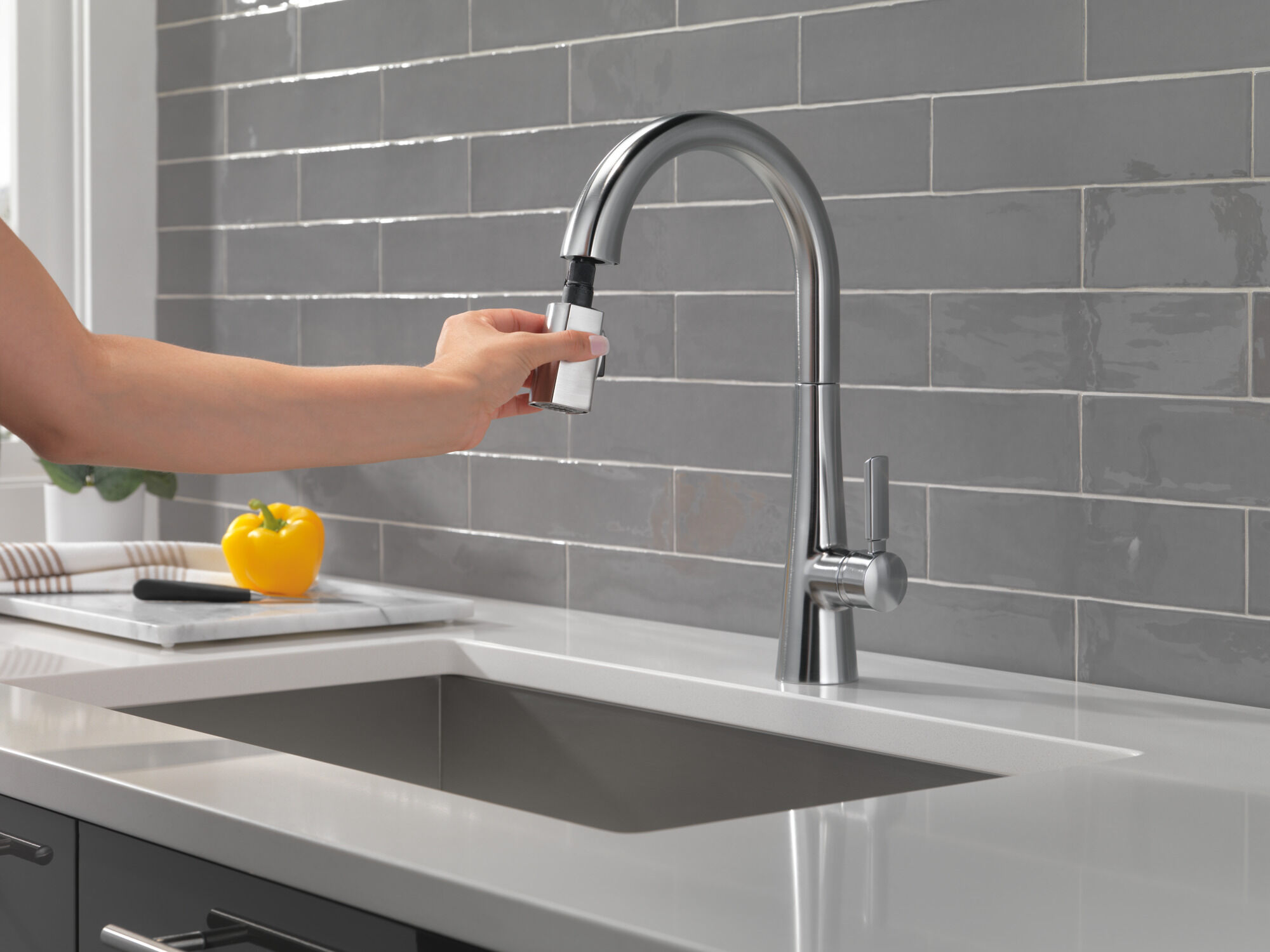 Single Handle Pull-Down Kitchen Faucet in Lumicoat® Arctic