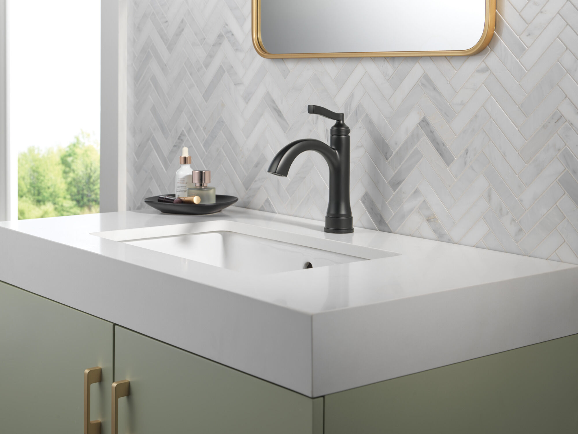 Single Handle Bathroom Faucet in Matte Black 15822LF-BL | Delta Faucet