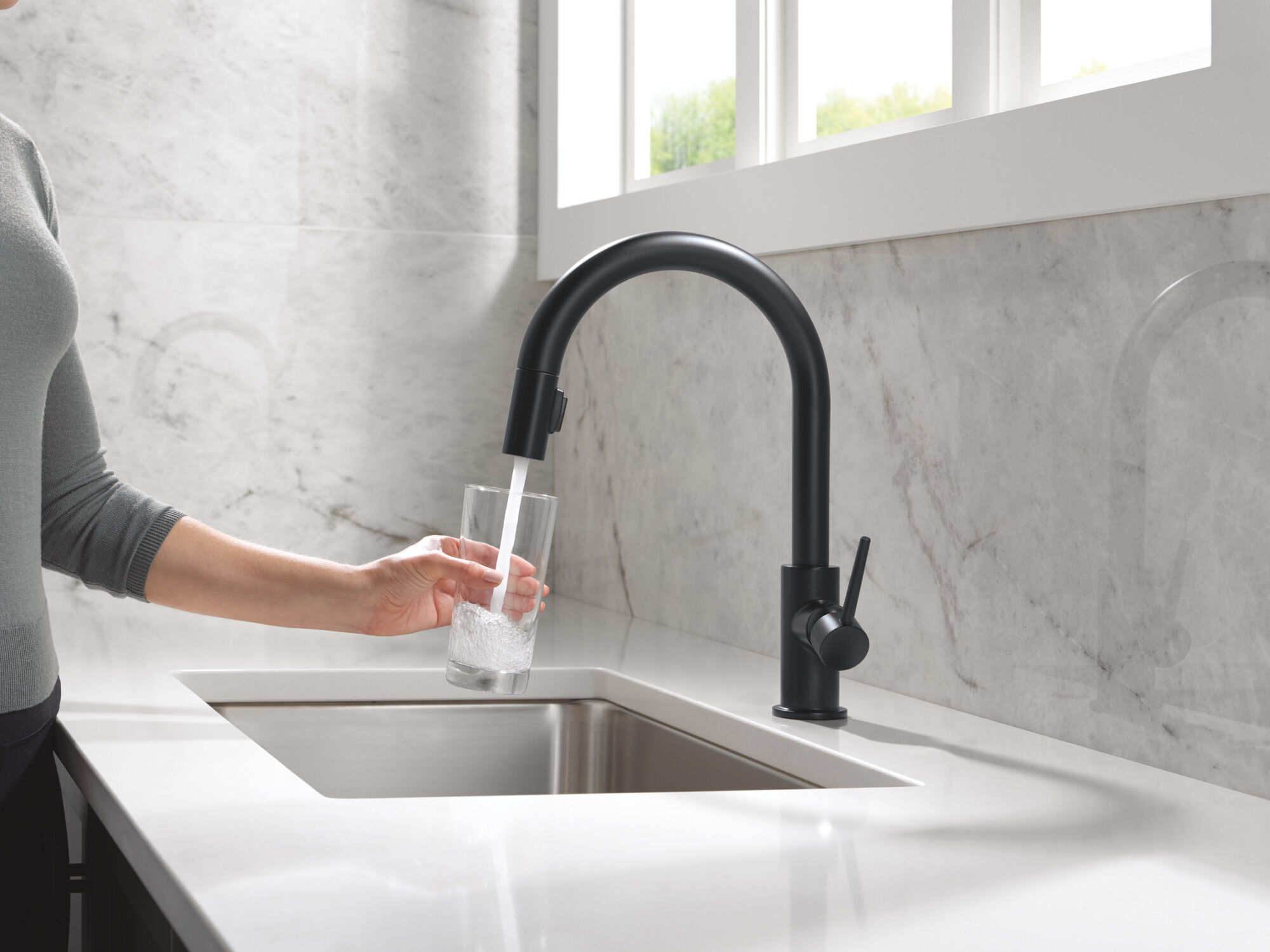 Single Handle Pull-Down Kitchen Faucet in Matte Black 9159-BL-DST