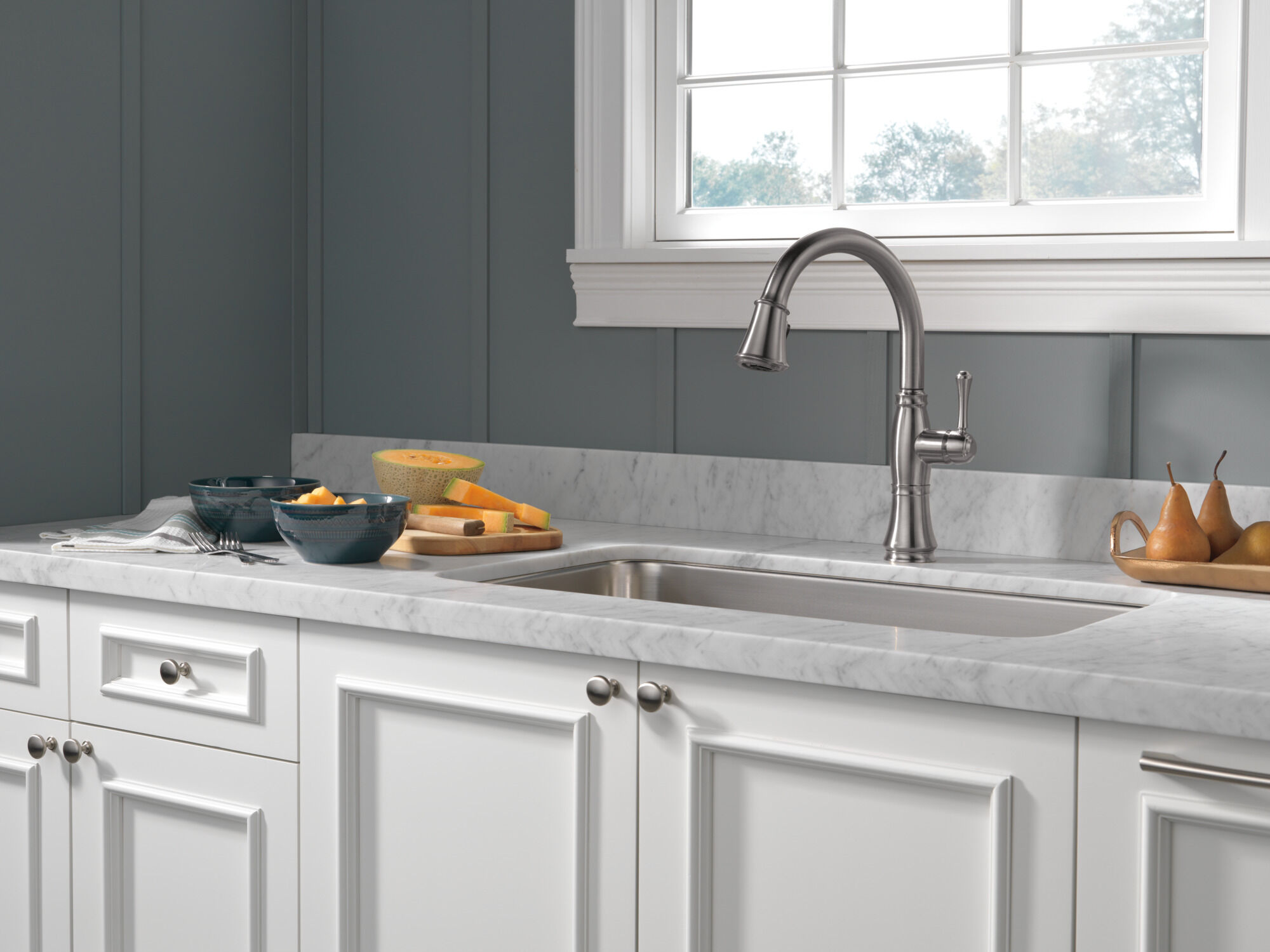 Single Handle Pull-Down Kitchen Faucet in Lumicoat® Arctic