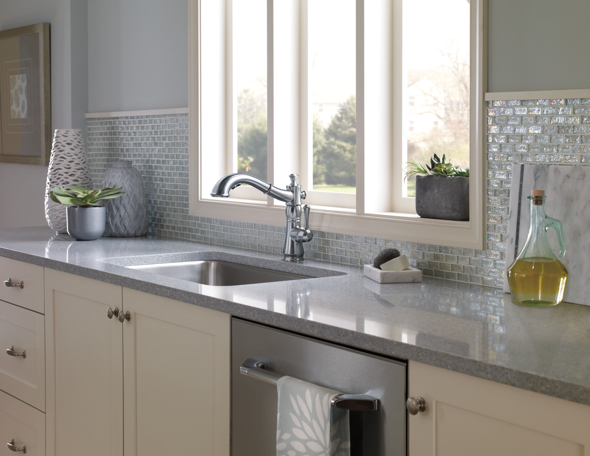 Single Handle Pull-Out Kitchen Faucet in Arctic Stainless 4197-AR