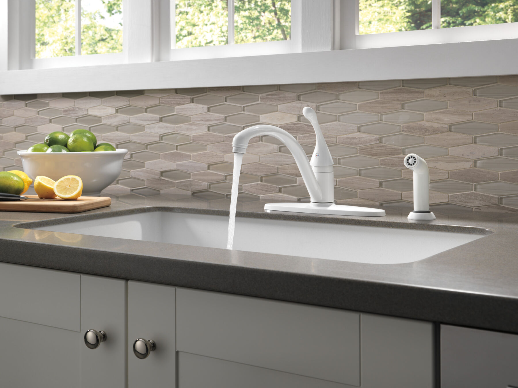 Kitchen Faucet 1L w/Spray (Recertified) in White 440WHDSTR Delta