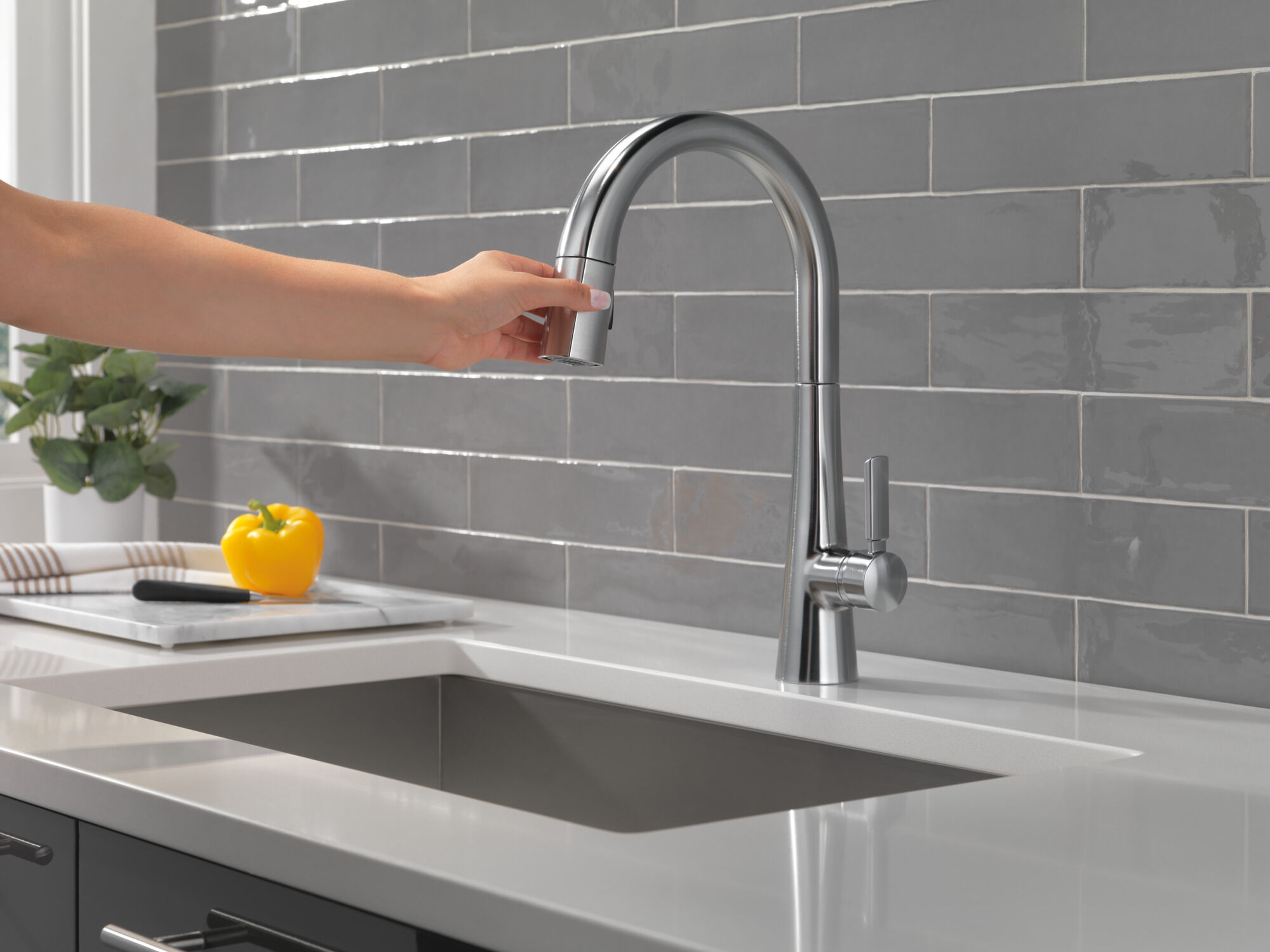 Single Handle Pull-Down Kitchen Faucet in Lumicoat® Arctic