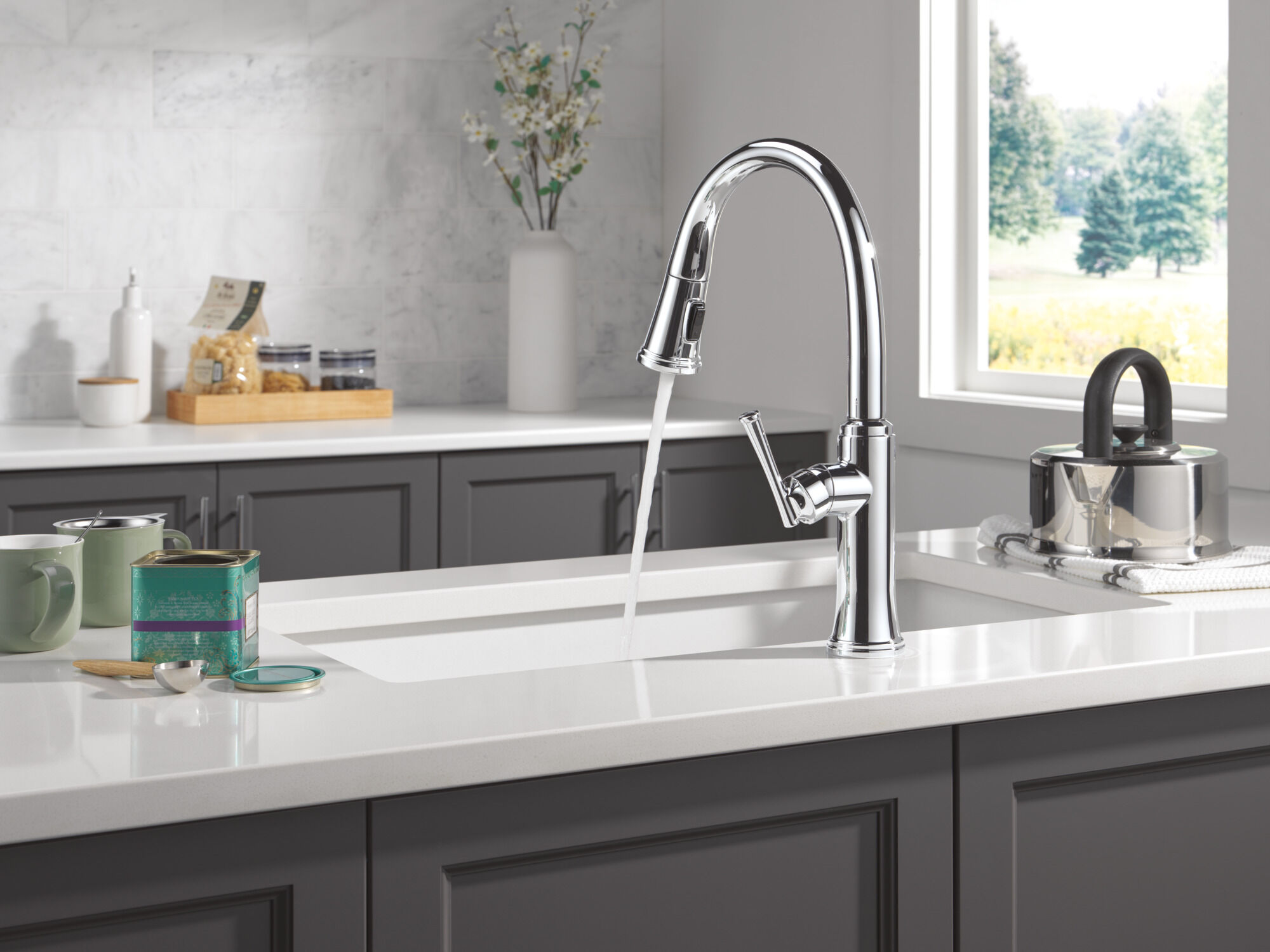 Single Handle Pull-Down Kitchen Faucet in Chrome 19842-DST | Delta