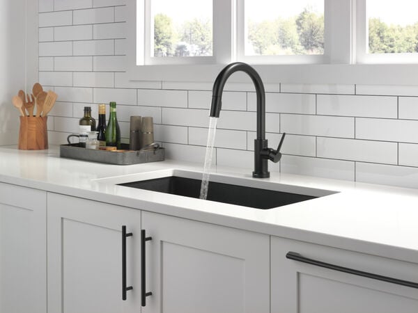 Single Handle Pull-Down Kitchen Faucet with Touch2O® Technology