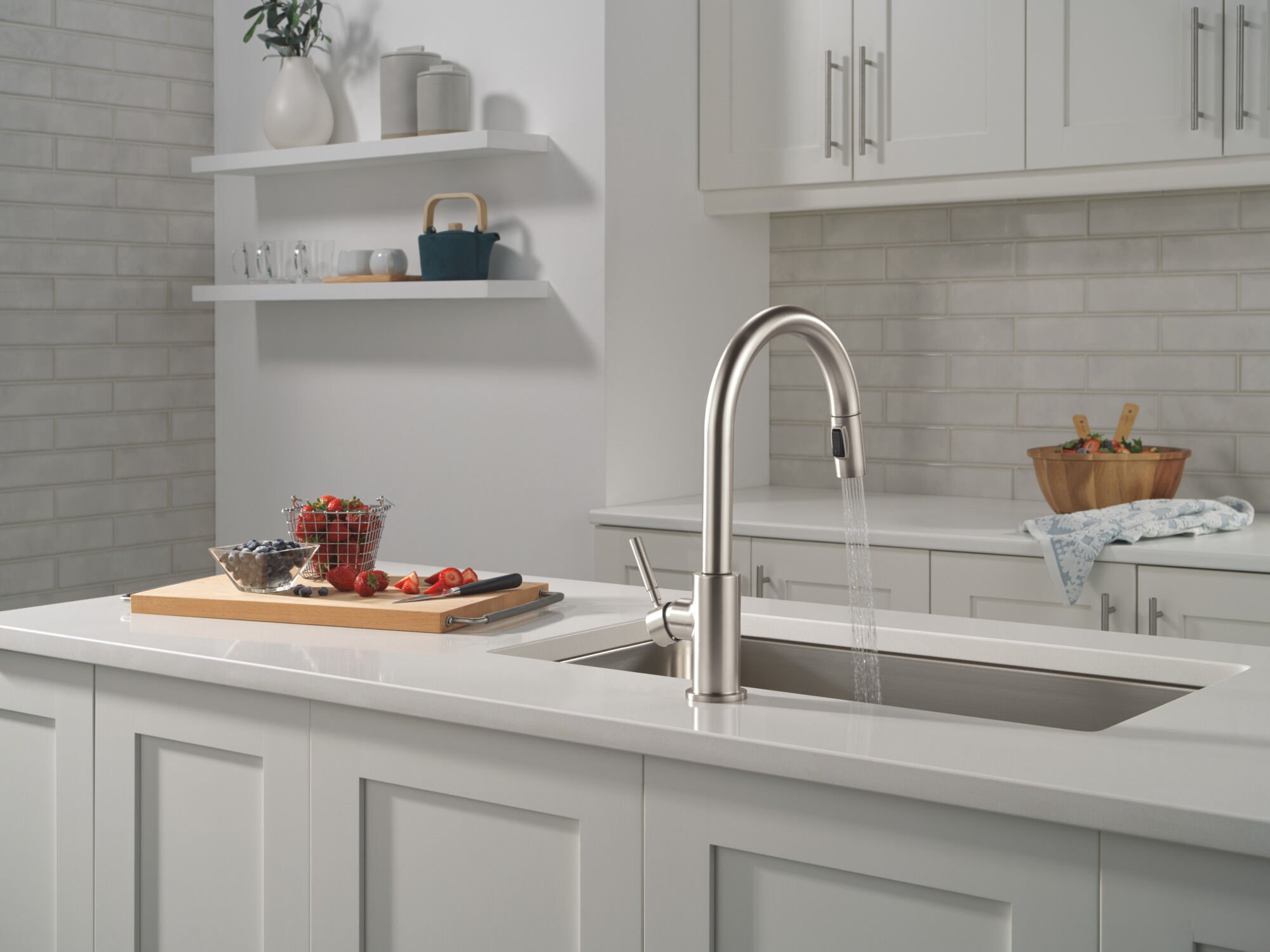 Single Handle Pull-Down Kitchen Faucet in Stainless 19933-SS-DST