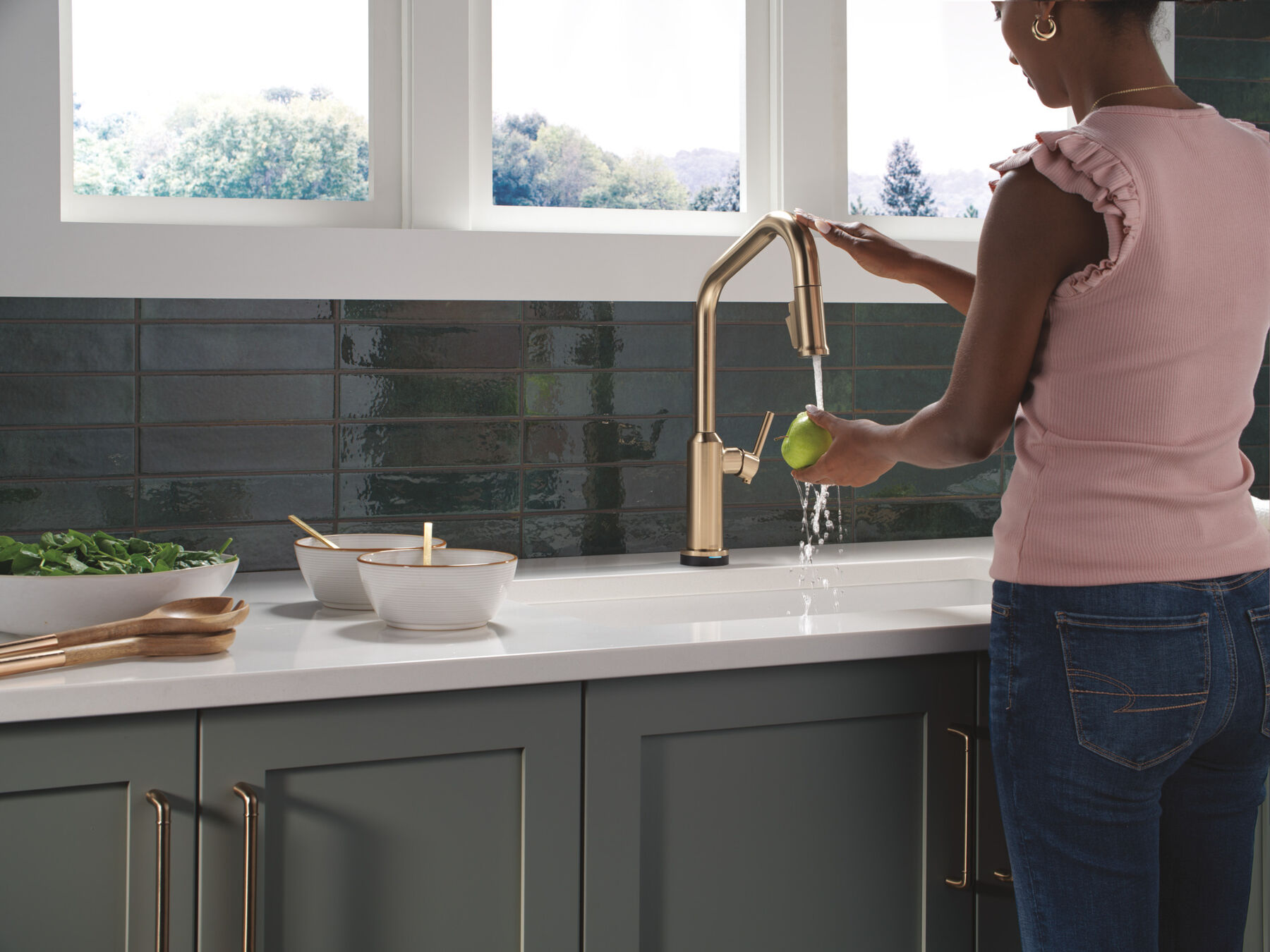 Touch2O&reg; Technology Kitchen Faucet with Touchless Technology