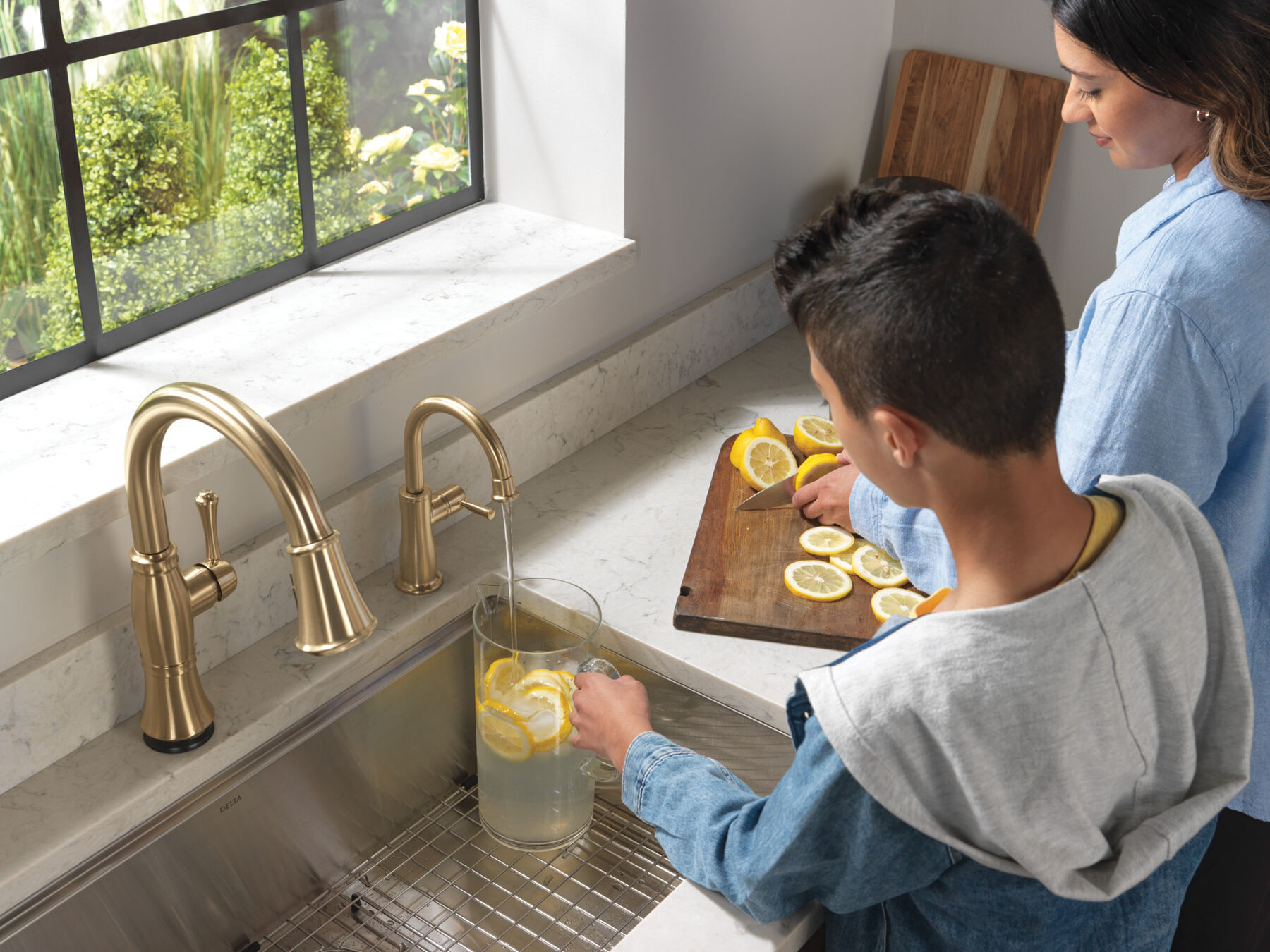 Touch<sub>2</sub>O&reg; Technology Kitchen Faucet with Touchless Technology