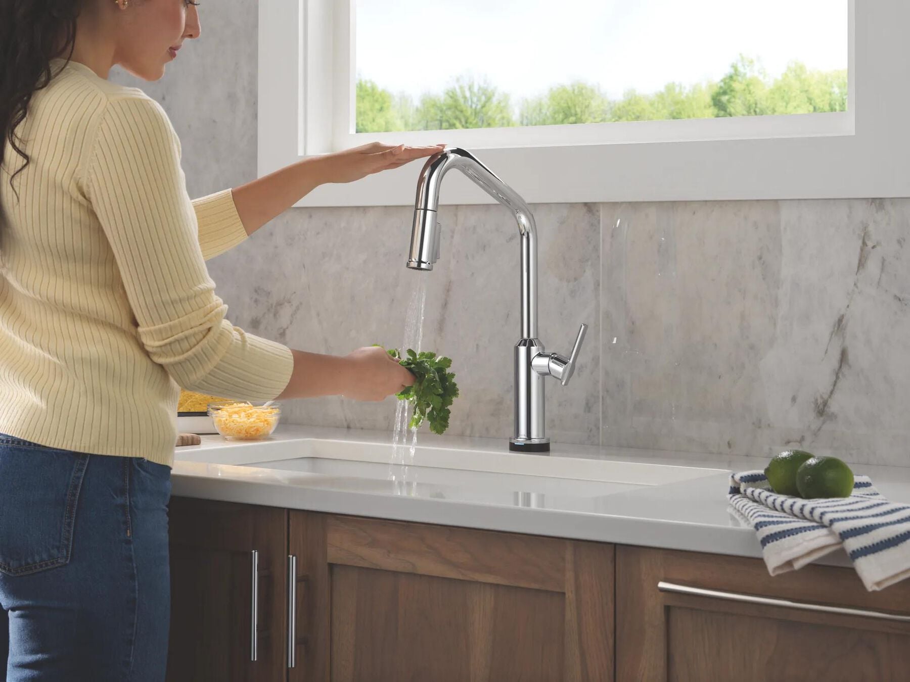 Touch2O&reg; Technology Kitchen Faucet with Touchless Technology
