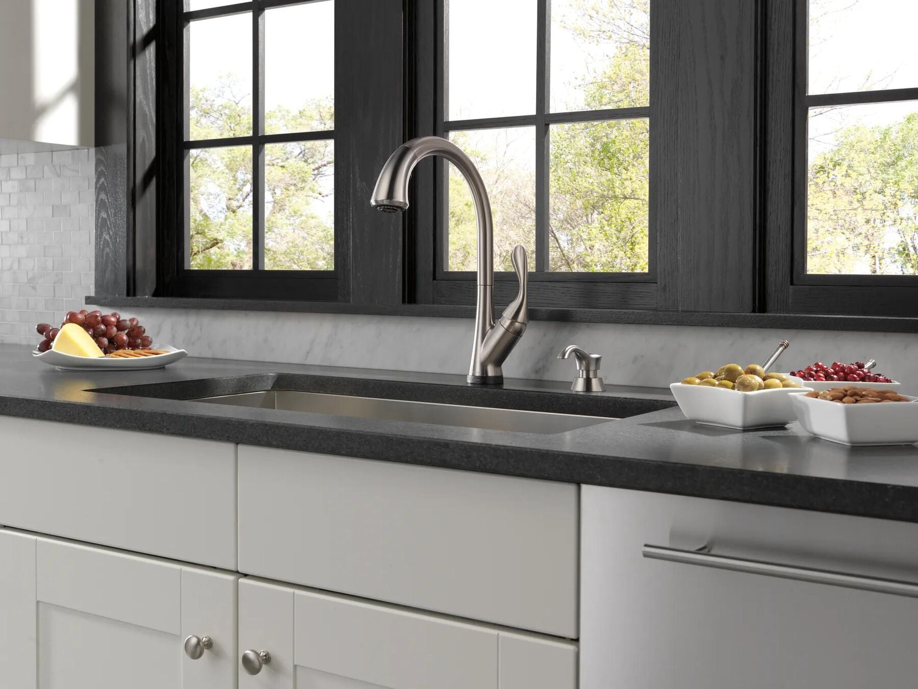 Single Handle Pull-Down Kitchen Faucet with Touch2O&reg; Technology