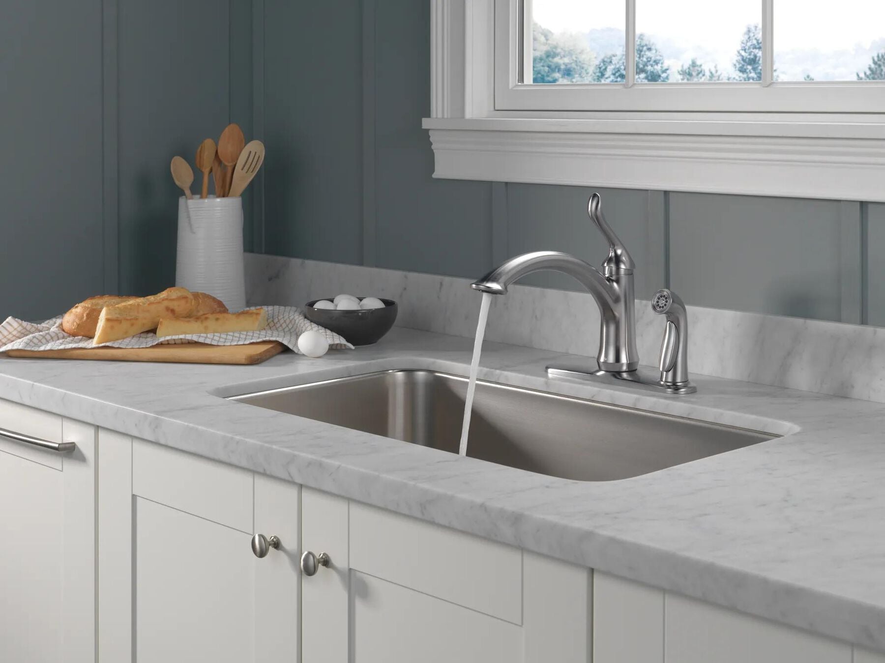 Single Handle Kitchen Faucet with Integral Spray