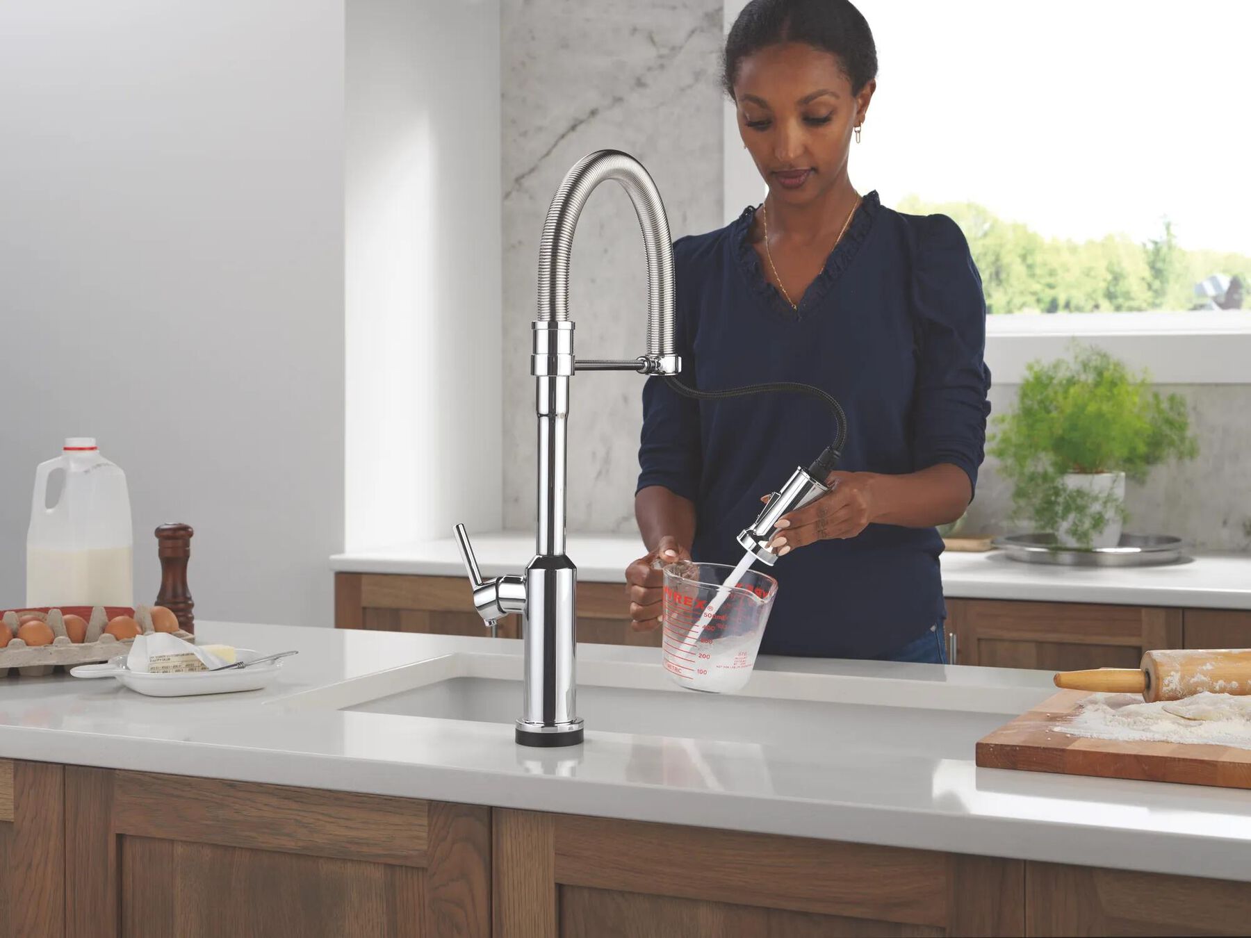 Touch2O&reg; Technology Kitchen Faucet with Touchless Technology