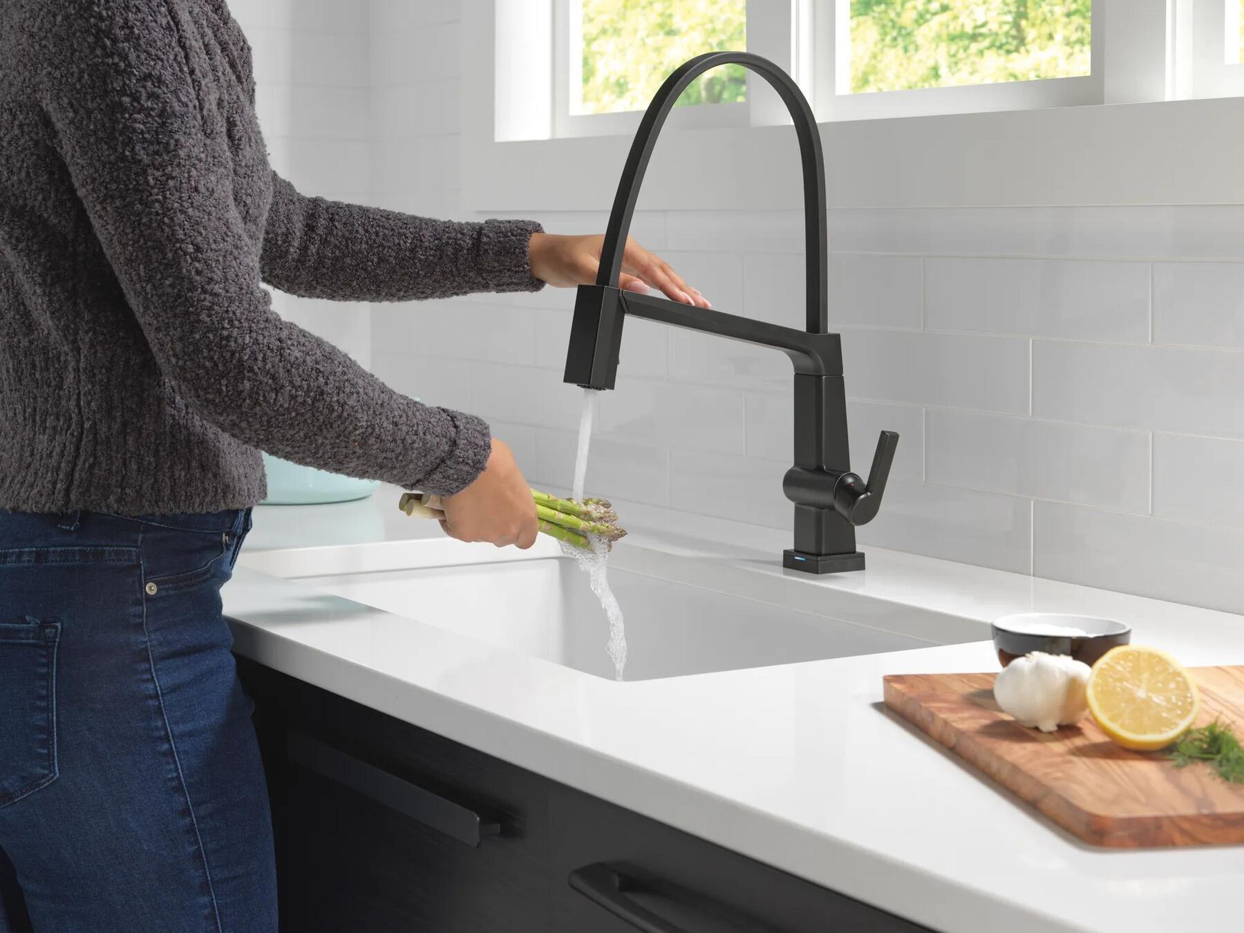 Single Handle Exposed Hose Kitchen Faucet With Touch2O Technology (Recertified)