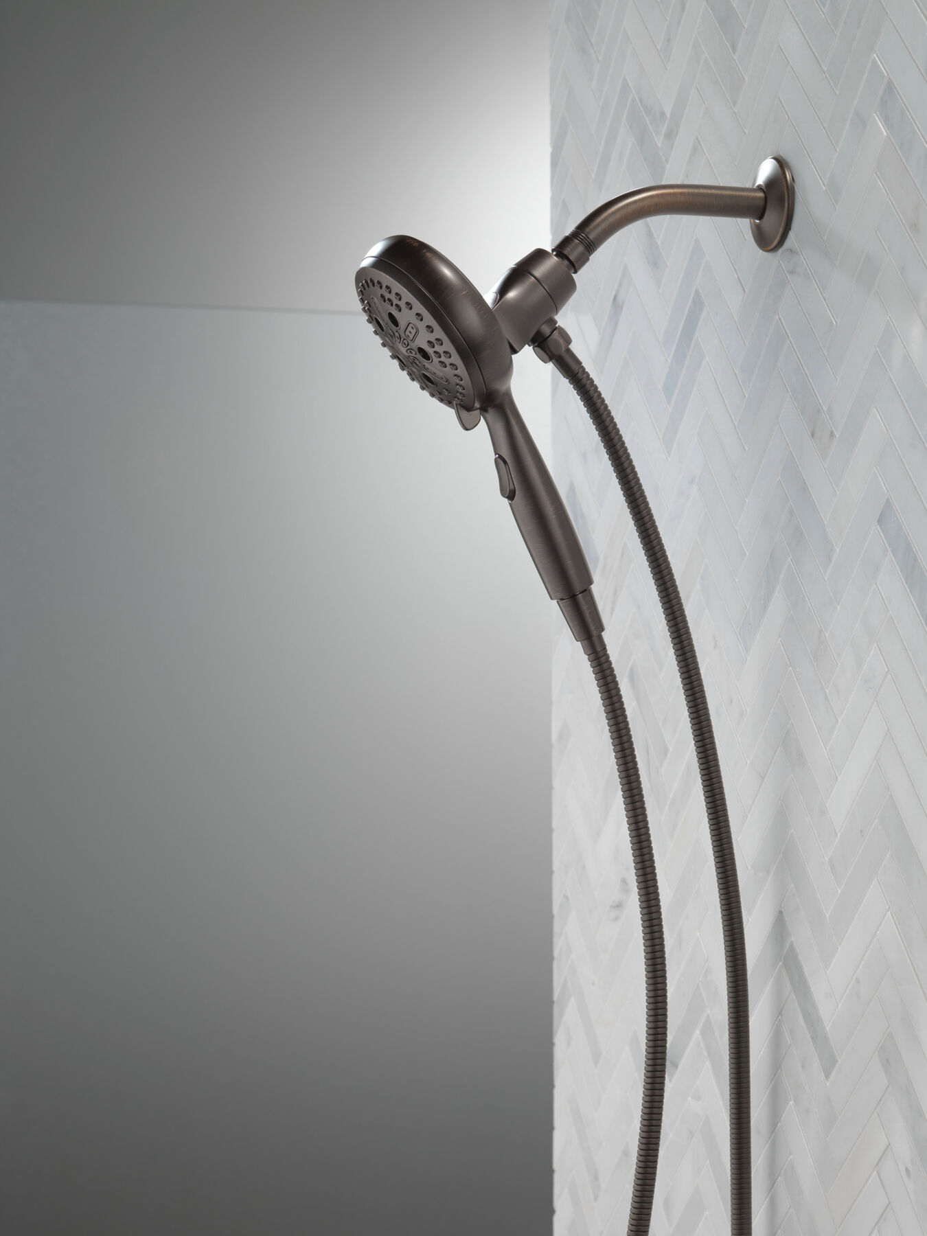 7-Setting SureDock&reg; Magnetic Hand Shower