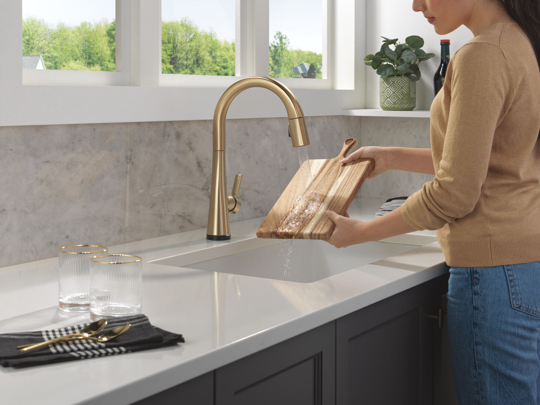 Touch<sub>2</sub>O&reg; Technology Kitchen Faucet with Touchless Technology