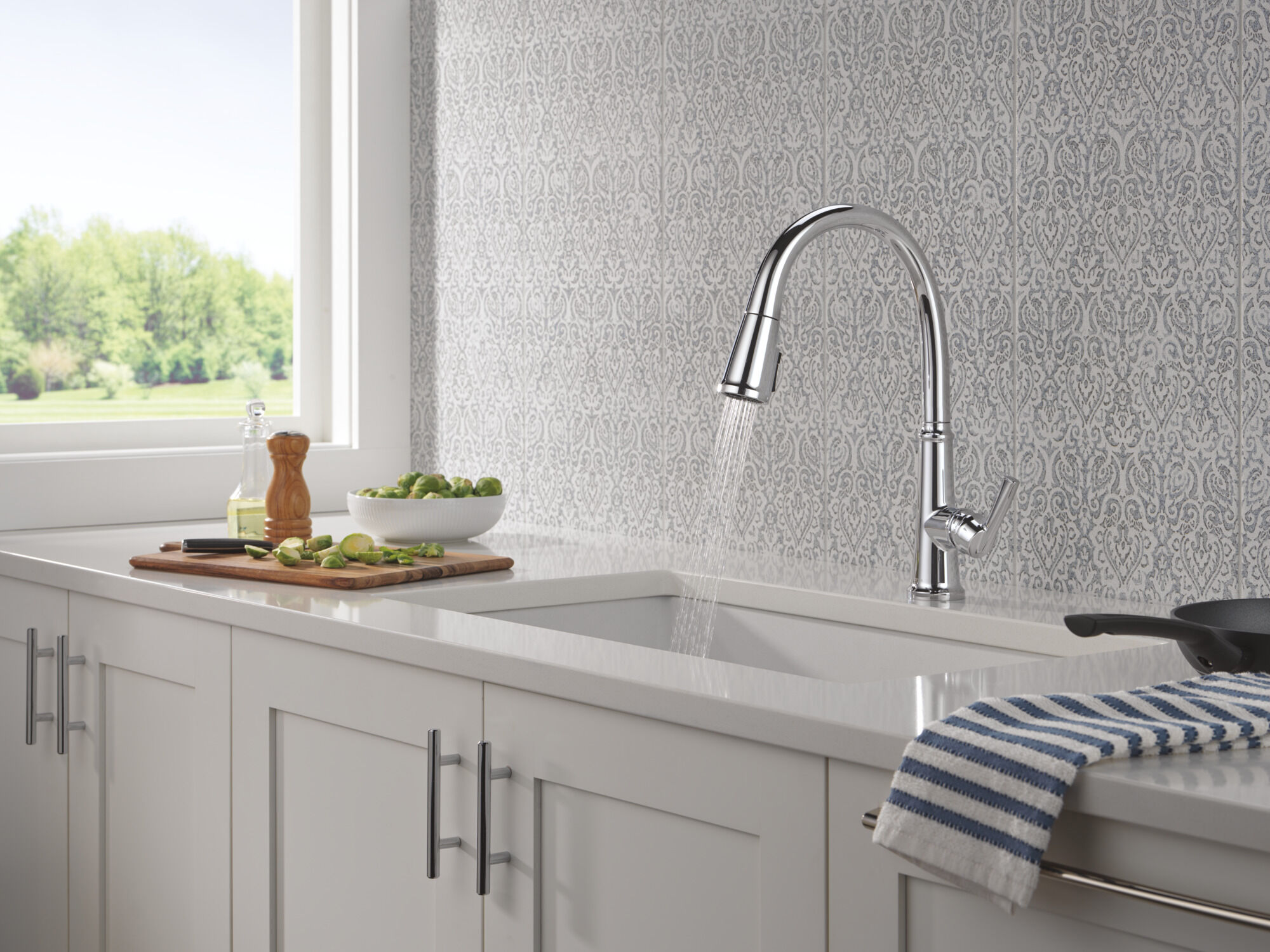 Single Handle Kitchen Pull-Down in Chrome 19864-DST | Delta Faucet