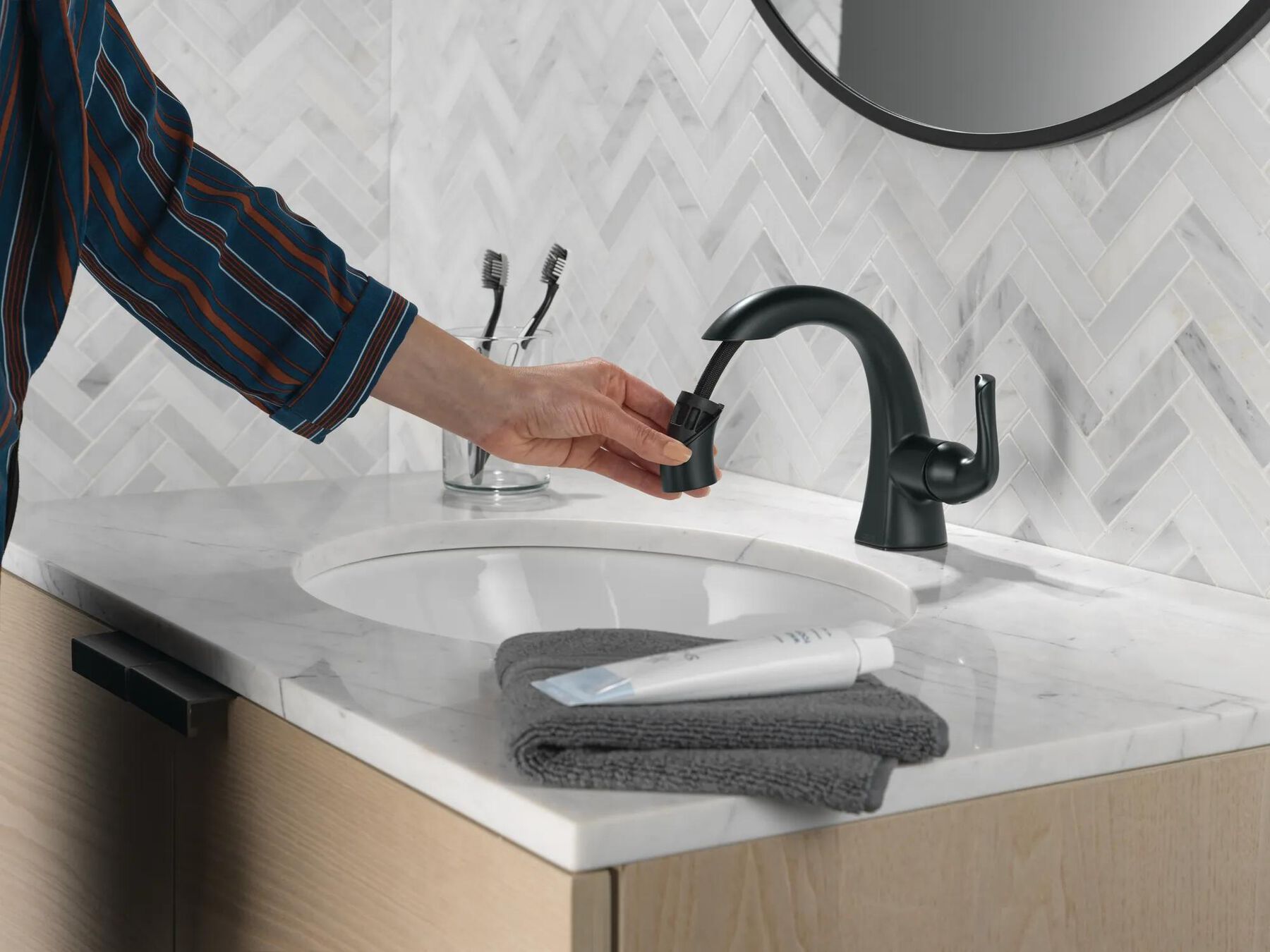 Single Handle Pull-Down Bathroom Faucet (Recertified)