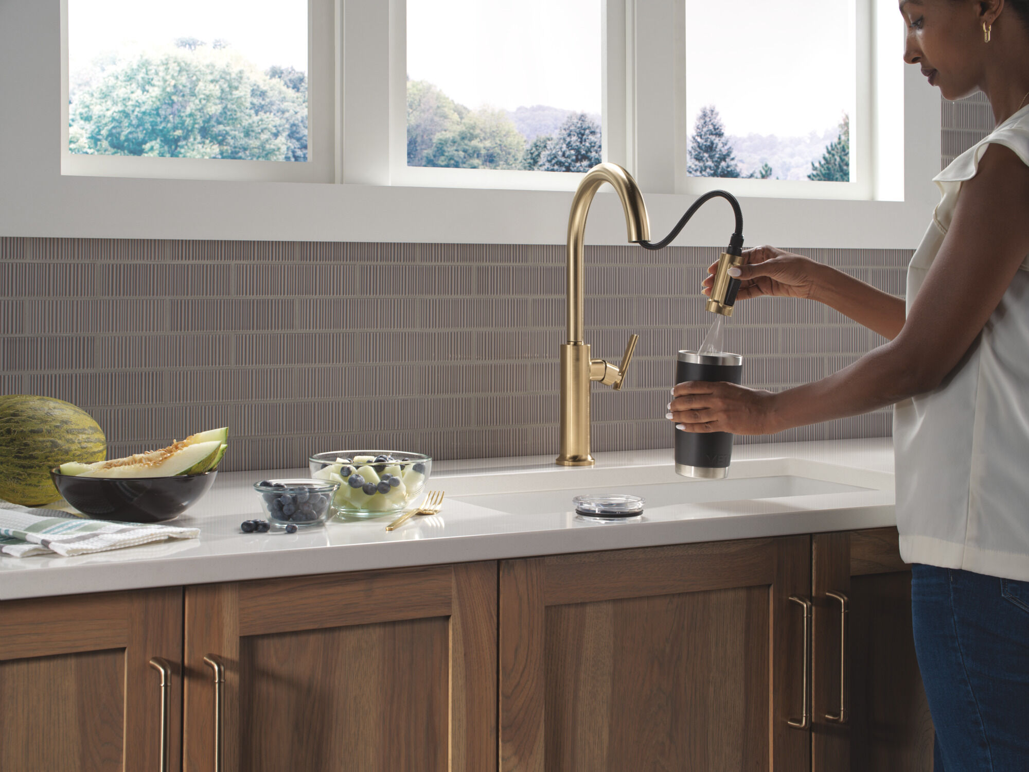 Single Handle Pull-Down Kitchen Faucet in Champagne Bronze 9186-CZ