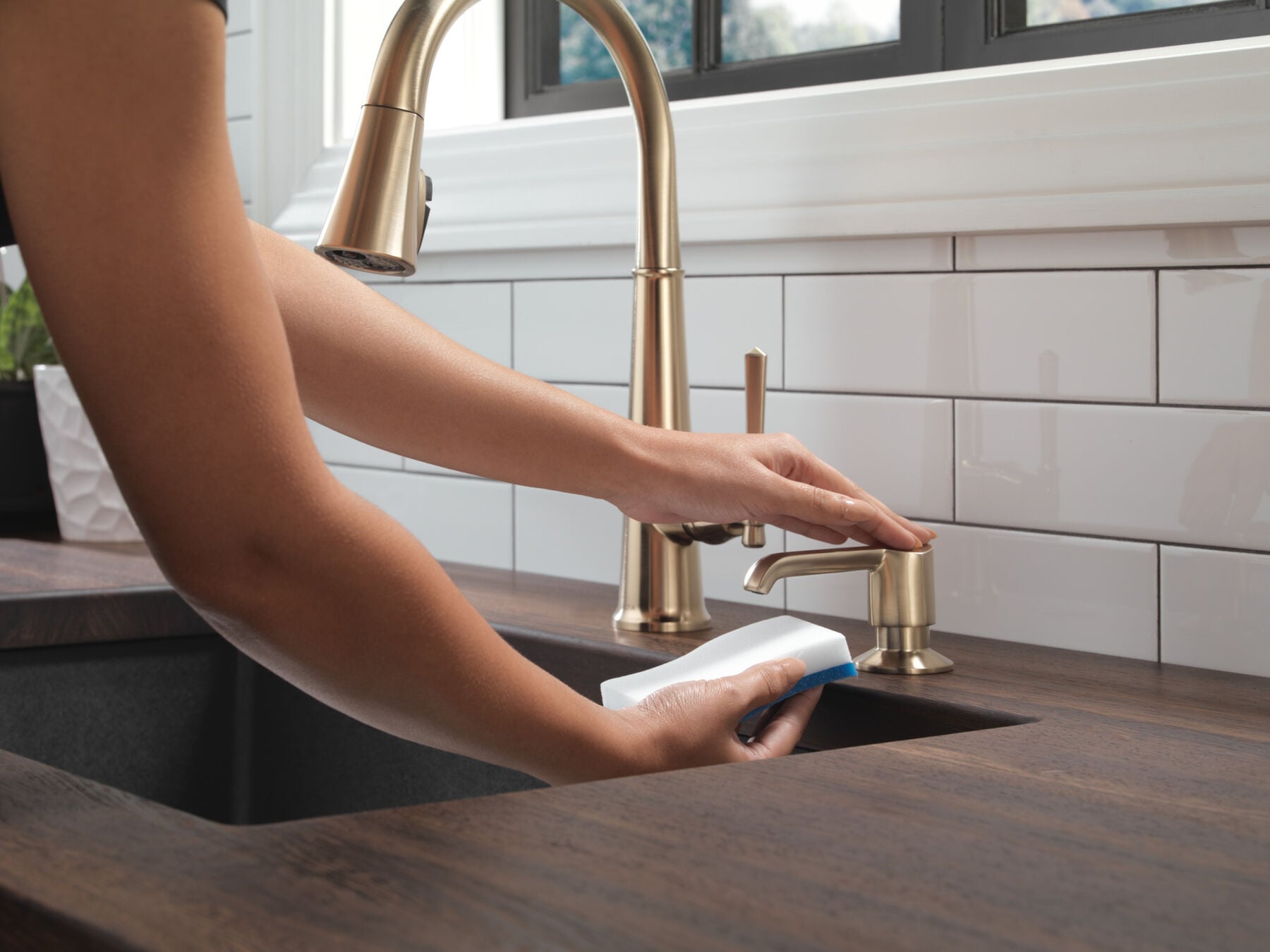 Single Handle Pull-Down Kitchen Faucet