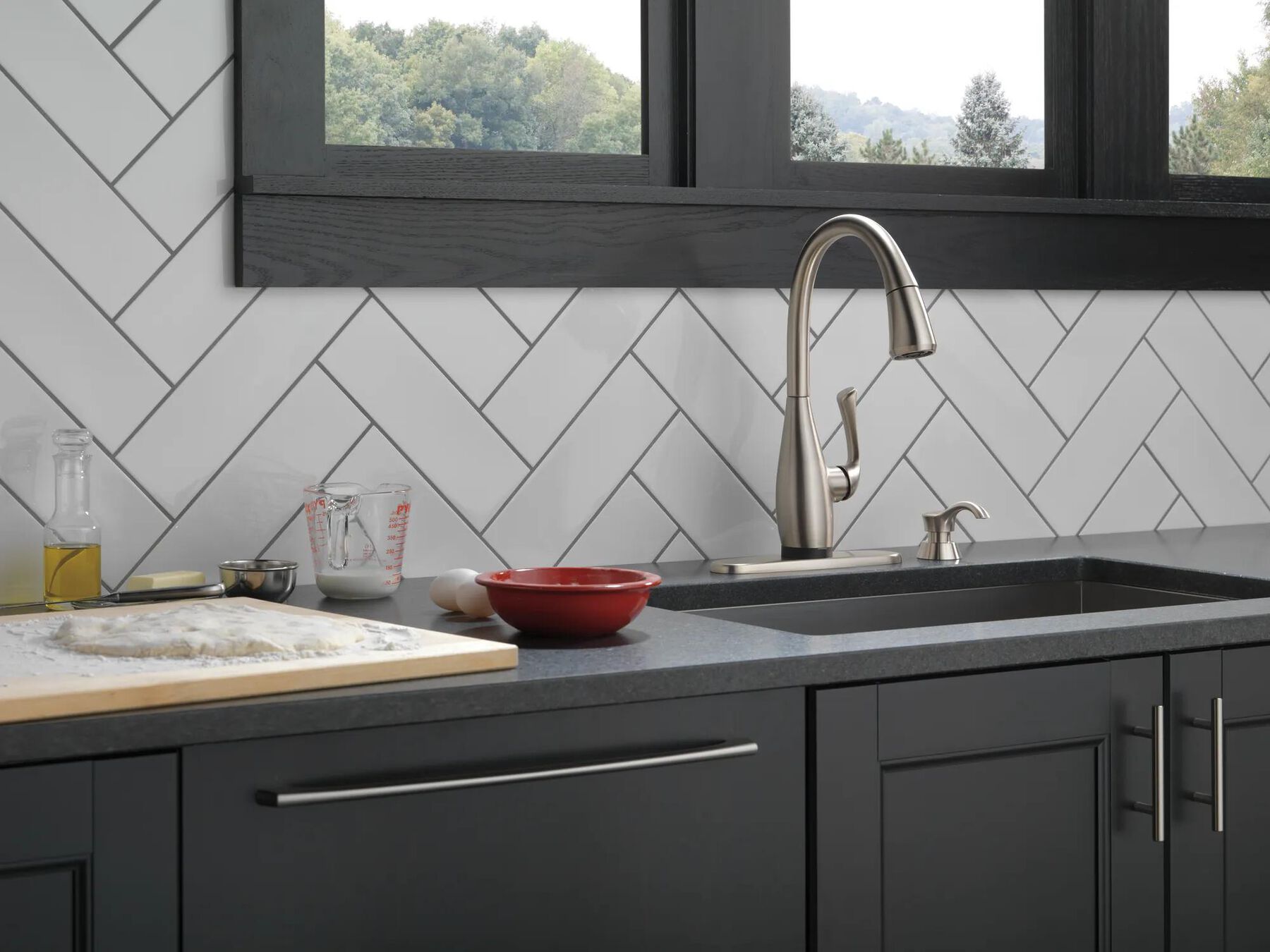 Single Handle Pull-Down Kitchen Faucet with Touch2O&reg; and ShieldSpray&reg; Technologies (Recertified)