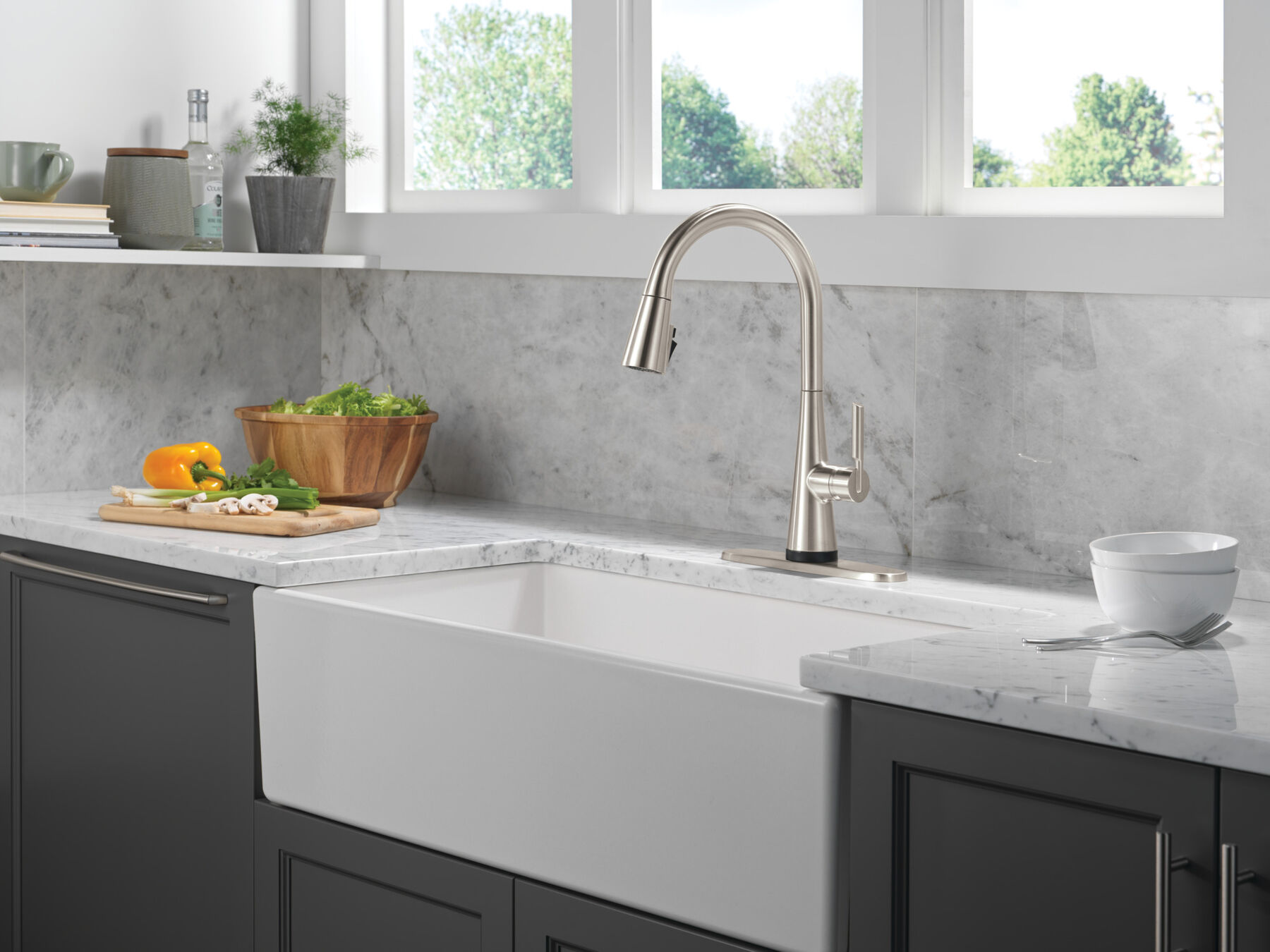 Single Handle Pull-Down Touch<sub>2</sub>O&reg; Technology Kitchen Faucet with Touchless Technology